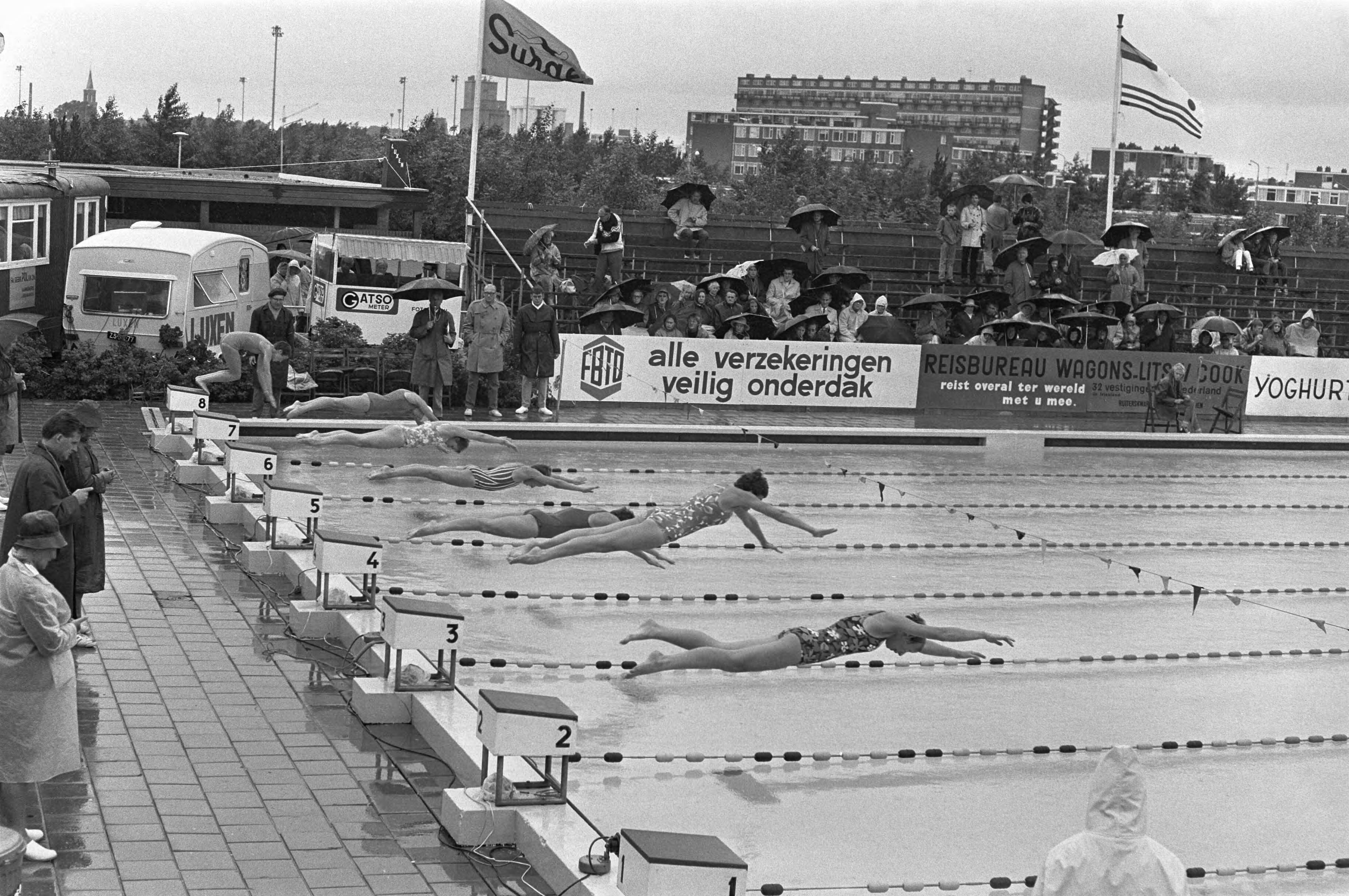 Fotocollectie Anefo — Nationale kampioenschappen zwemmen, Leeuwarden — Foto: Verhoeff, Bert / Anefo. Licentie: Set B: Rechtenvrij / Publiek Domein. Bron: Nationaal Archief. http://hdl.handle.net/10648/ab9cdd90-d0b4-102d-bcf8-003048976d84