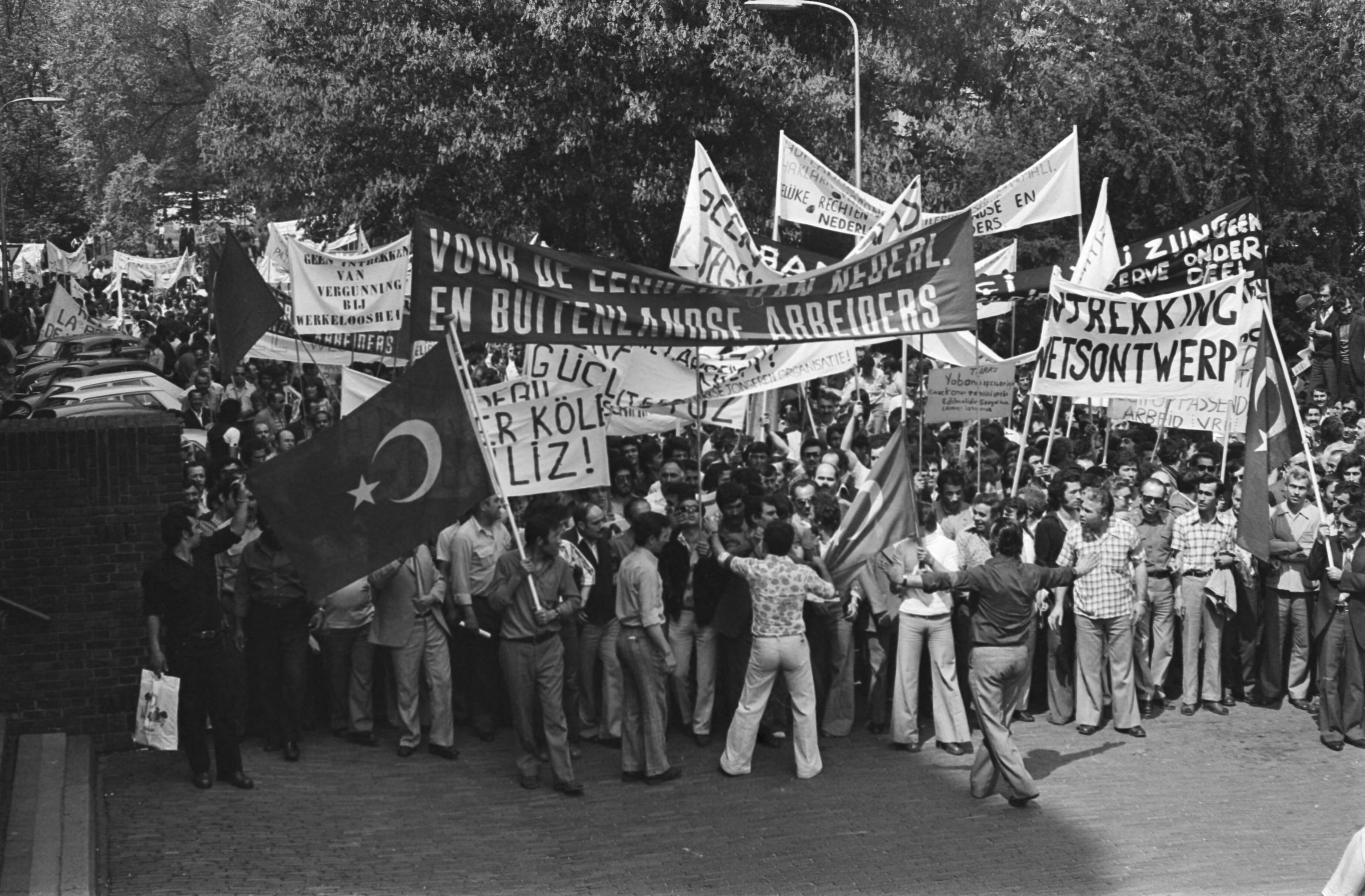 Fotocollectie Anefo — Buitenlandse werknemers demonstreren in Utrecht tegen vergunningenstelsel — Foto: Peters, Hans / Anefo. Licentie: Set B: Rechtenvrij / Publiek Domein. Bron: Nationaal Archief. http://hdl.handle.net/10648/ac8317ec-d0b4-102d-bcf8-003048976d84