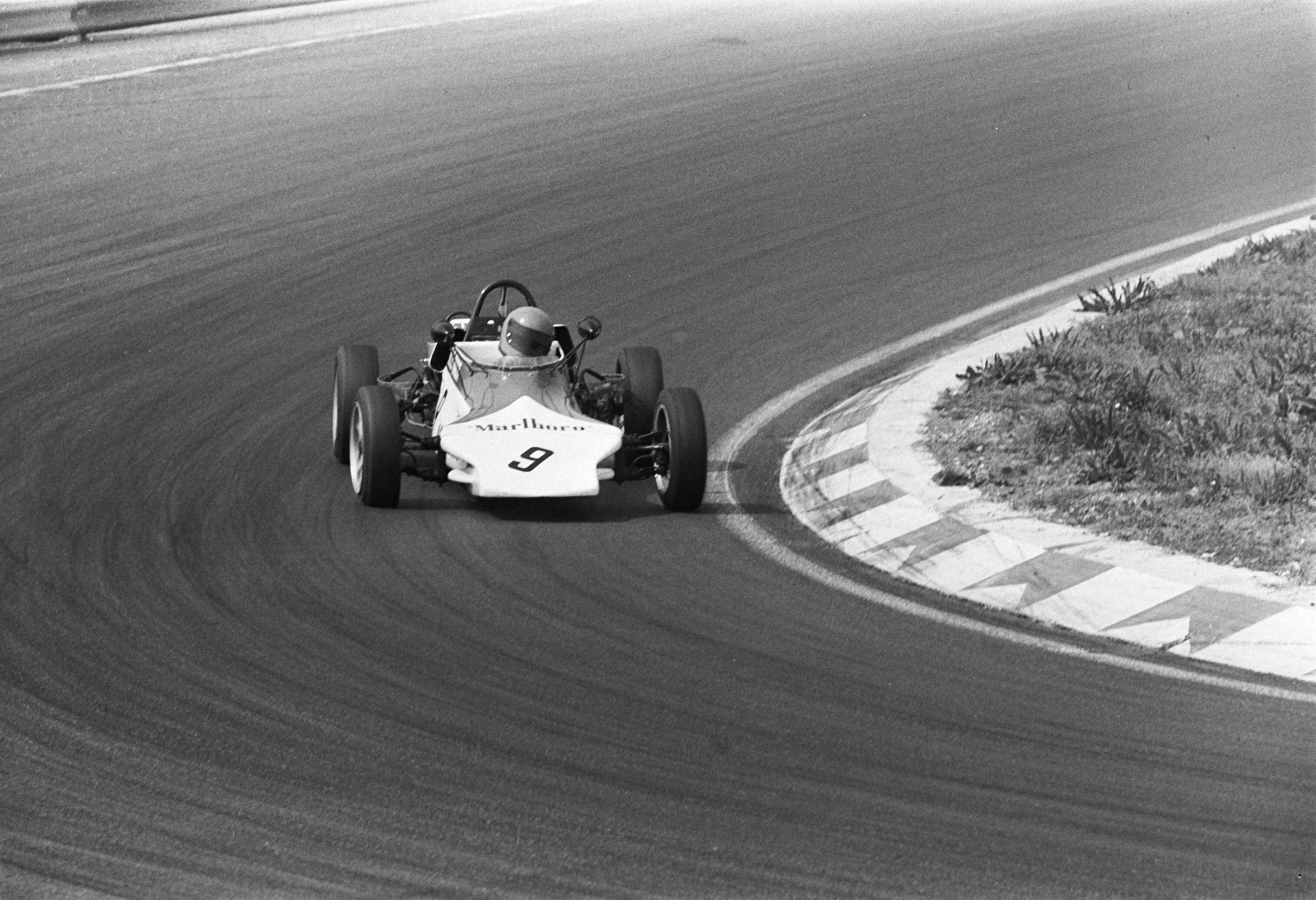 Fotocollectie Anefo — Autoraces op Zandvoort; Jelle Hingst in actie (9) — Foto: Croes, Rob C. / Anefo. Licentie: Set B: Rechtenvrij / Publiek Domein. Bron: Nationaal Archief. http://hdl.handle.net/10648/ac4b594c-d0b4-102d-bcf8-003048976d84