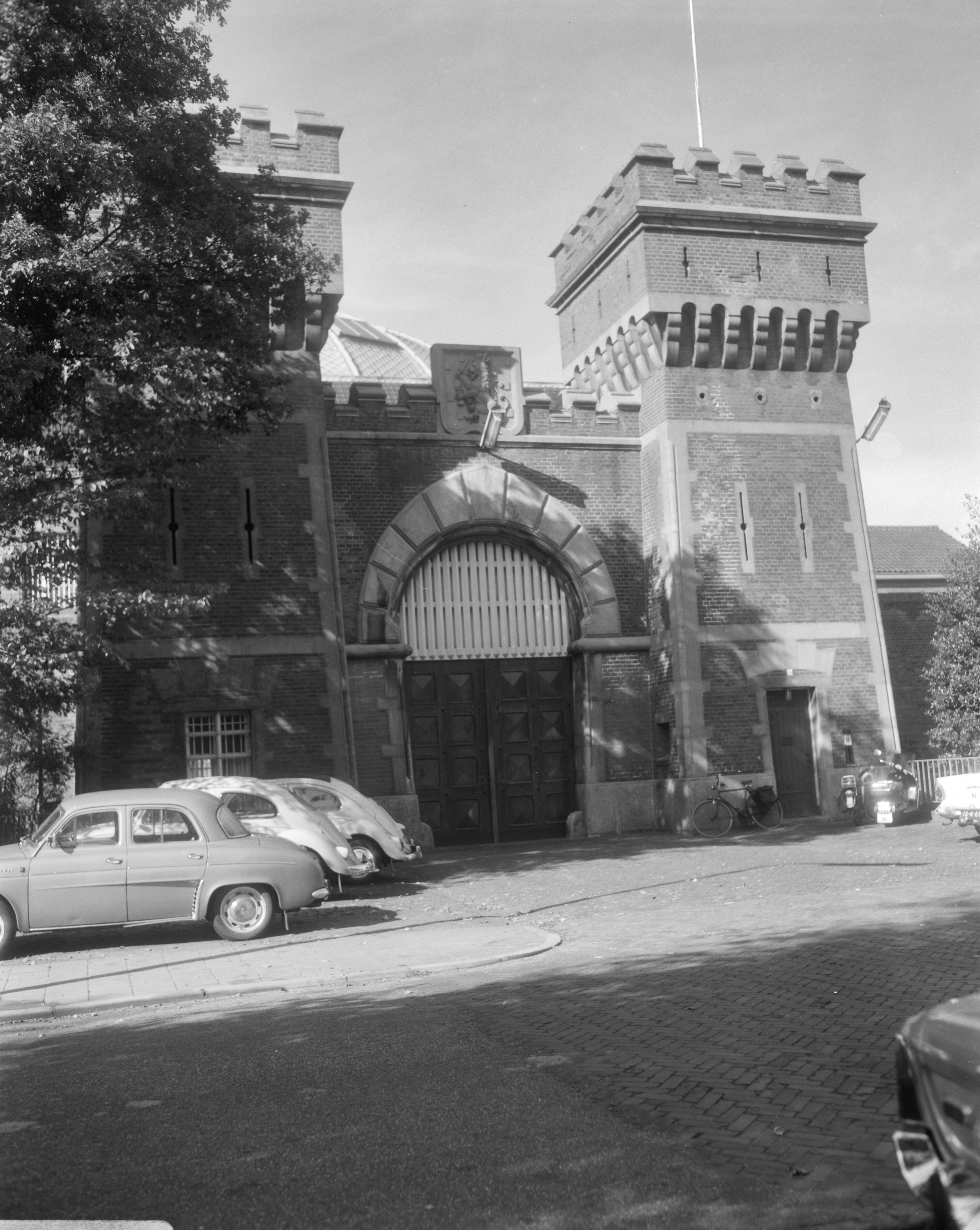 Koepelgevangenis te Breda — Zicht op de toegangspoort — Foto: Bilsen, Joop van / Anefo. Licentie: Set B: Rechtenvrij / Publiek Domein. Bron: Nationaal Archief. http://hdl.handle.net/10648/ab00048e-d0b4-102d-bcf8-003048976d84