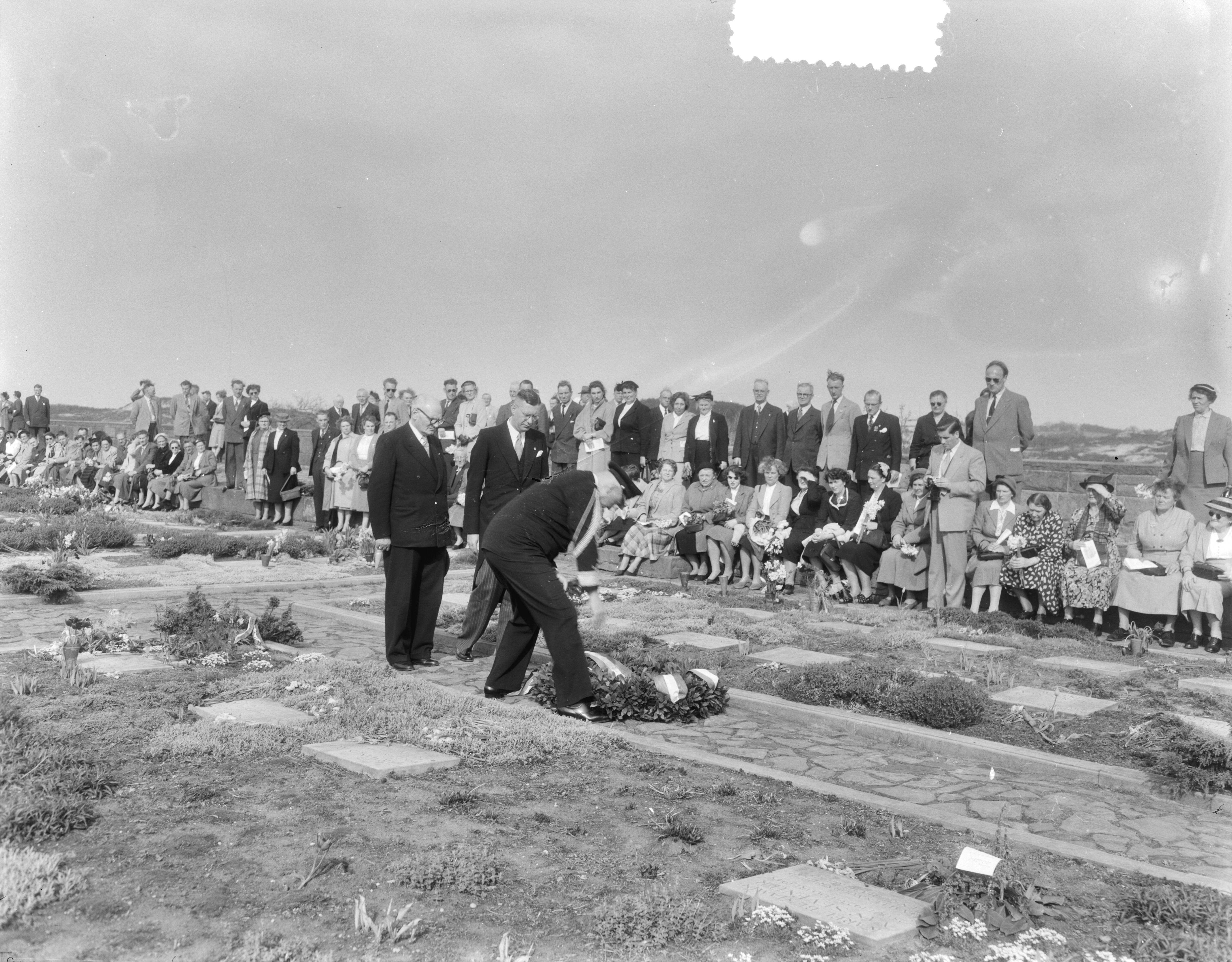 Herdenking op erebegraafplaats Overveen in aanwezigheid van minister J.G. Suurhoff — Foto: Duinen, G.W. van / Anefo. — Licentie: Set B: Rechtenvrij / Publiek Domein. Bron: Nationaal Archief. http://hdl.handle.net/10648/a921b0f4-d0b4-102d-bcf8-003048976d84