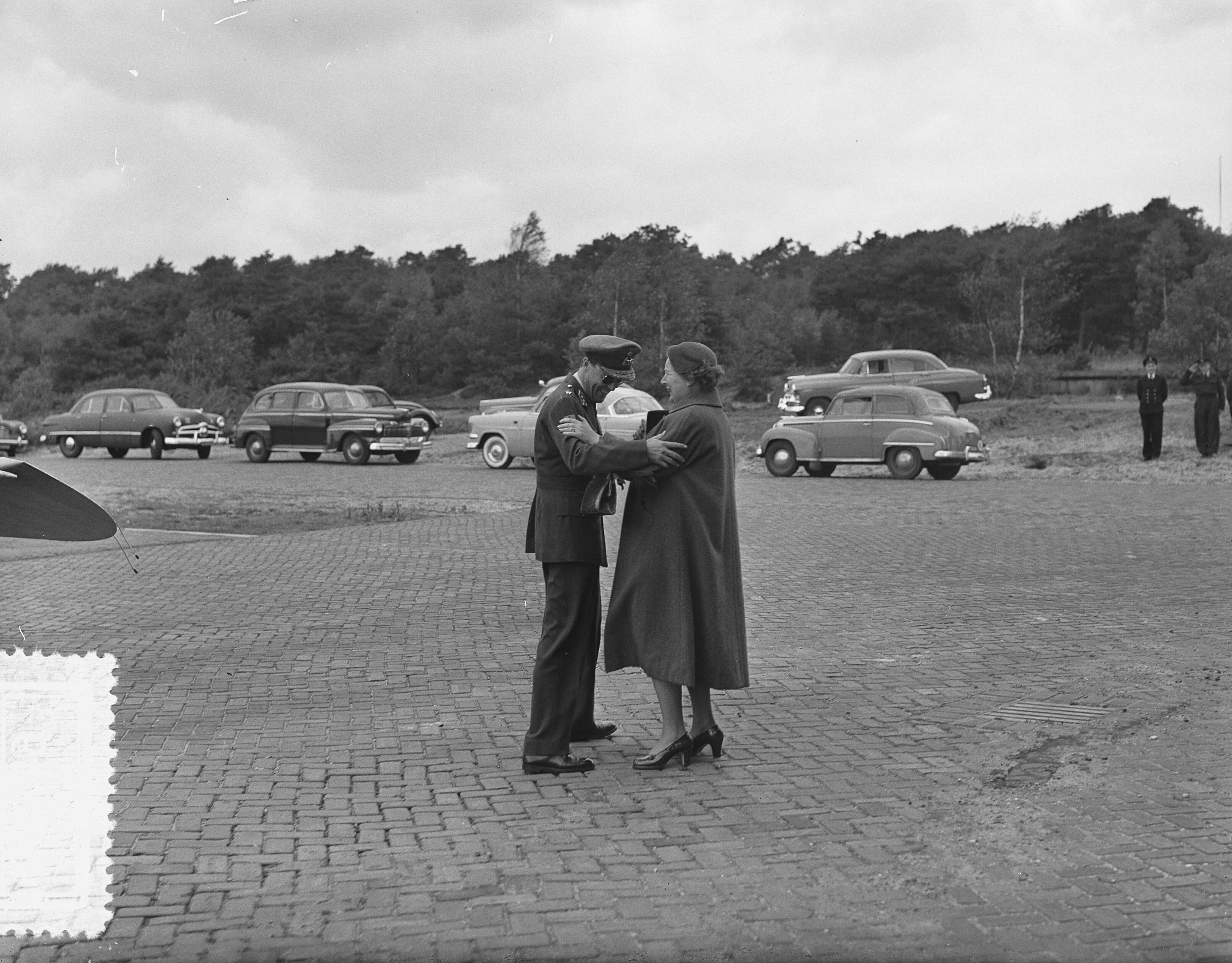 Prins Bernhard arriveert op Soesterberg na een reis naar Zuid-Afrika — Aankomst prins Bernhard op Soesterberg uit Zuid Afrika. Begroeting door koningin Juliana — Foto: Bilsen, Joop van / Anefo. Licentie: Set B: Rechtenvrij / Publiek Domein. Bron: Nationaal Archief. http://hdl.handle.net/10648/a92ba618-d0b4-102d-bcf8-003048976d84
