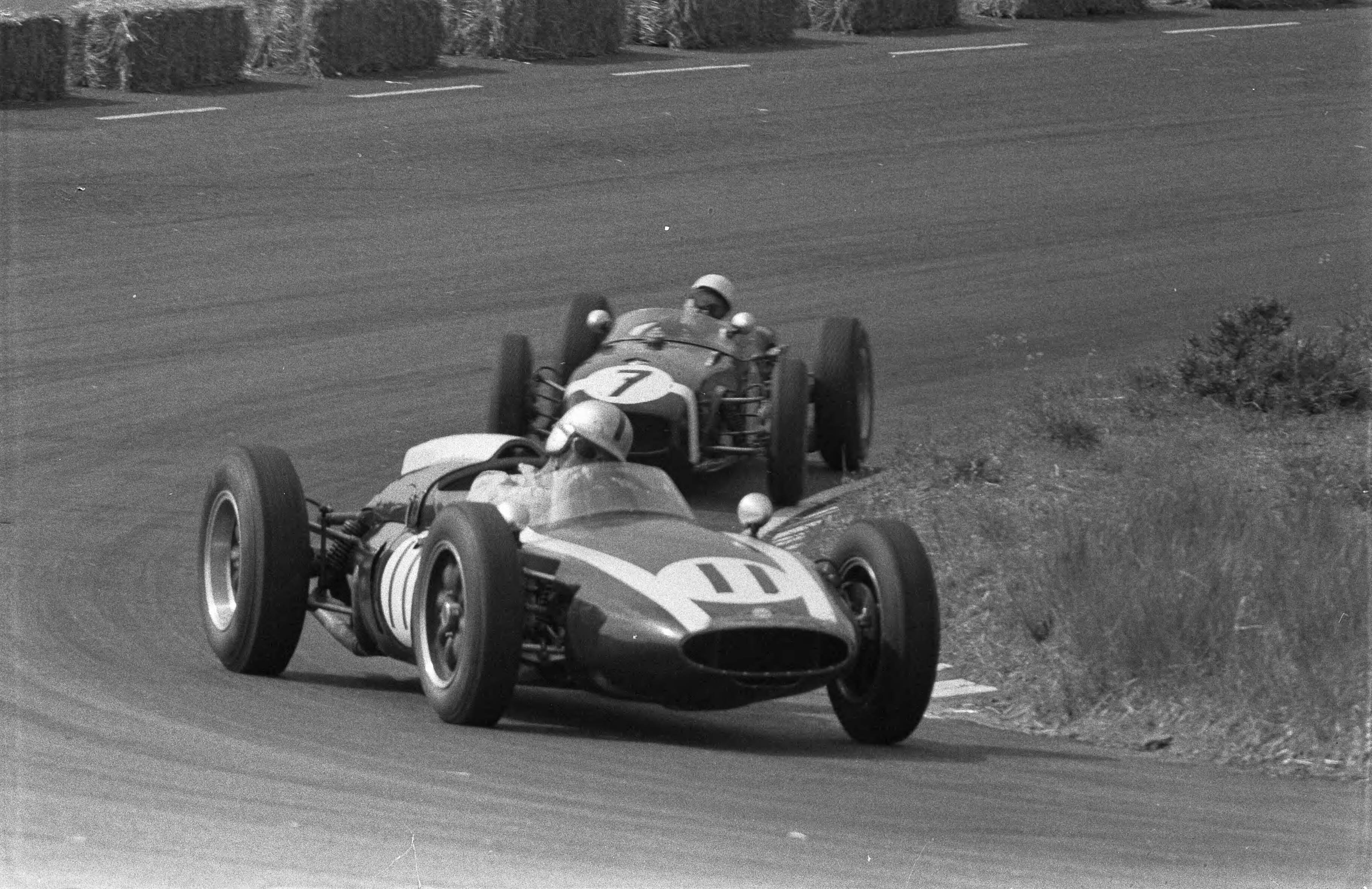 Fotocollectie Anefo — Grote Prijs van Nederland op het circuit van Zandvoort. Jack Brabham (11) in zijn Cooper-Climax onderaan de Hunzerug. Achter hem Stirling Moss (7) in een Lotus-Climax — Foto: Pot, Harry / Anefo. Licentie: Set B: Rechtenvrij / Publiek Domein. Bron: Nationaal Archief. http://hdl.handle.net/10648/a9b11410-d0b4-102d-bcf8-003048976d84