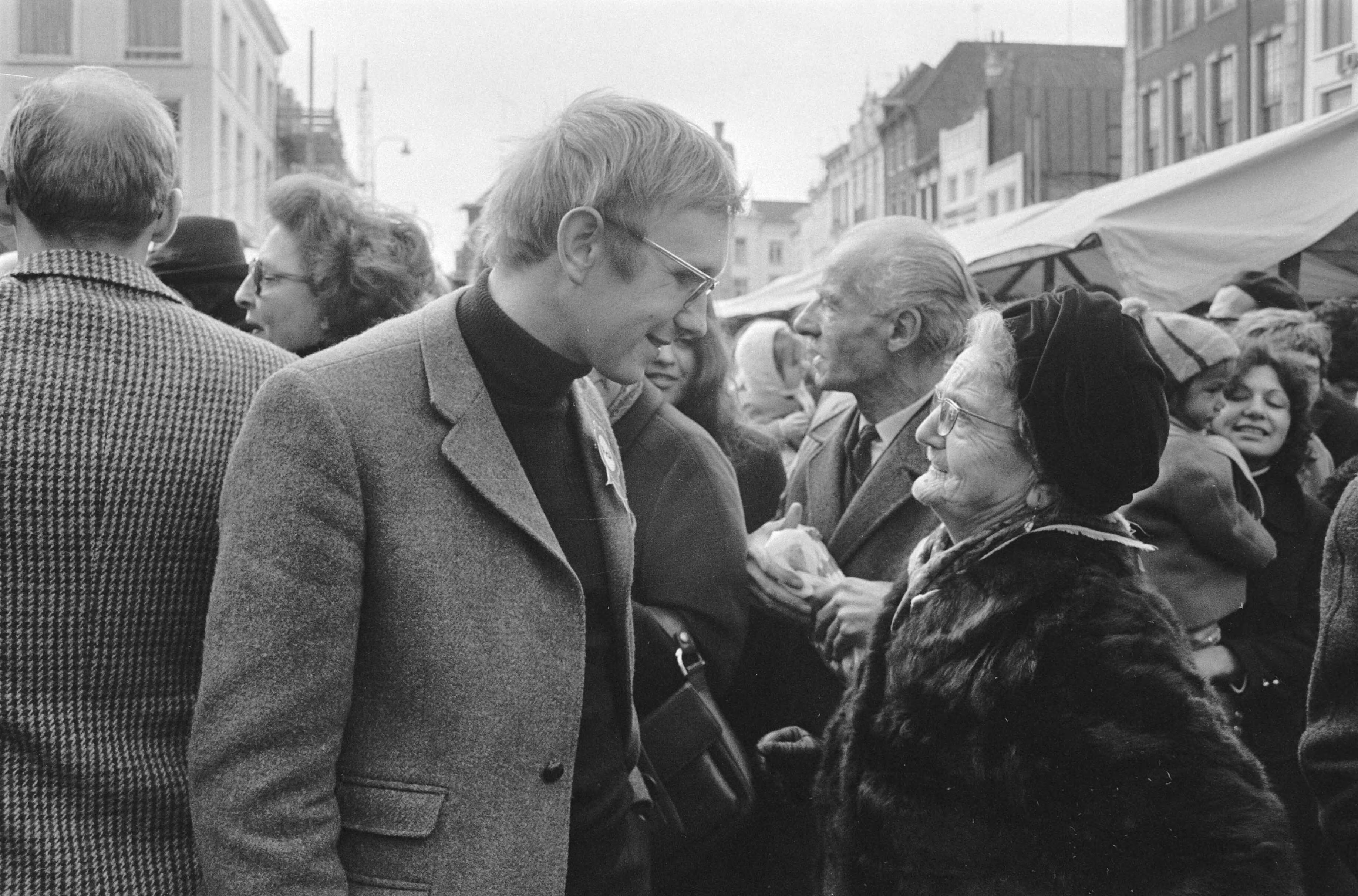 Joop den Uyl in Breda met een karavaan op verkiezingstournee voor de PvdA — Belangstelling van omstanders voor Den Uyl — Foto: Fotograaf Onbekend / Anefo. Licentie: Set B: Rechtenvrij / Publiek Domein. Bron: Nationaal Archief. http://hdl.handle.net/10648/abb8dc66-d0b4-102d-bcf8-003048976d84