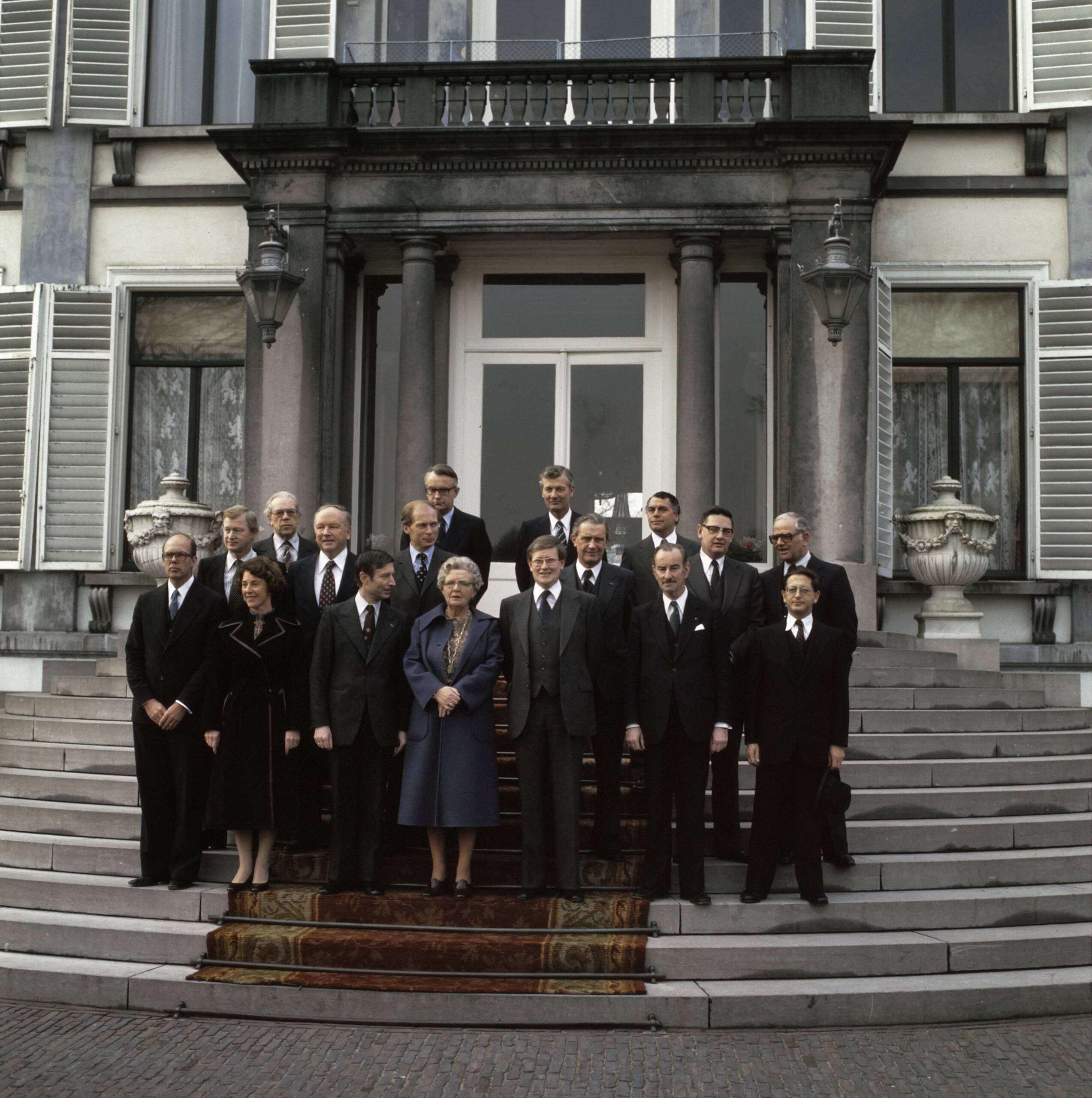 Beëdiging van het kabinet Van Agt door koningin Juliana op Soestdijk — Het Kabinet Van Agt, inclusief koningin Juliana, op de trappen van Paleis Soestdijk — Foto: Verhoeff, Bert / Anefo. Licentie: Set B: Rechtenvrij / Publiek Domein. Bron: Nationaal Archief. http://hdl.handle.net/10648/ad945740-d0b4-102d-bcf8-003048976d84