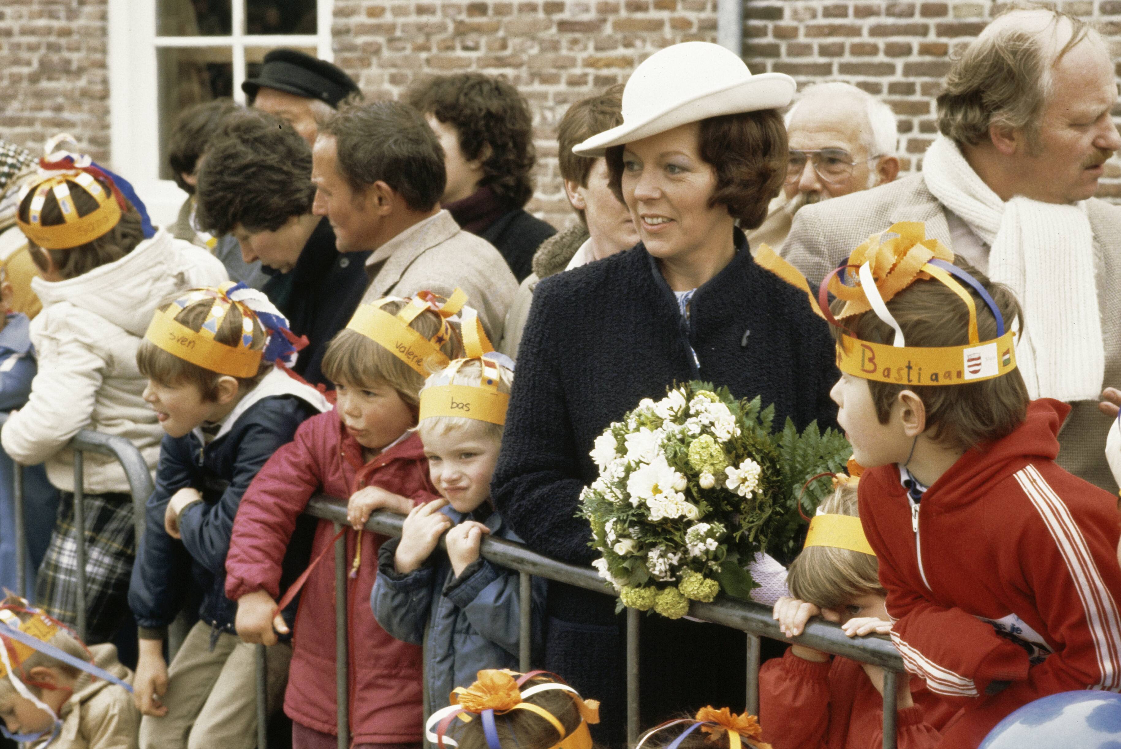 Fotocollectie Anefo — Viering Koninginnedag in Veere; nr. 12a : vrouwen in klederdracht van Zeeland, dubbelgangster van Koningin Beatrix — Foto: Bogaerts, Rob / Anefo. Licentie: Set B: Rechtenvrij / Publiek Domein. Bron: Nationaal Archief. http://hdl.handle.net/10648/ad8a80d0-d0b4-102d-bcf8-003048976d84