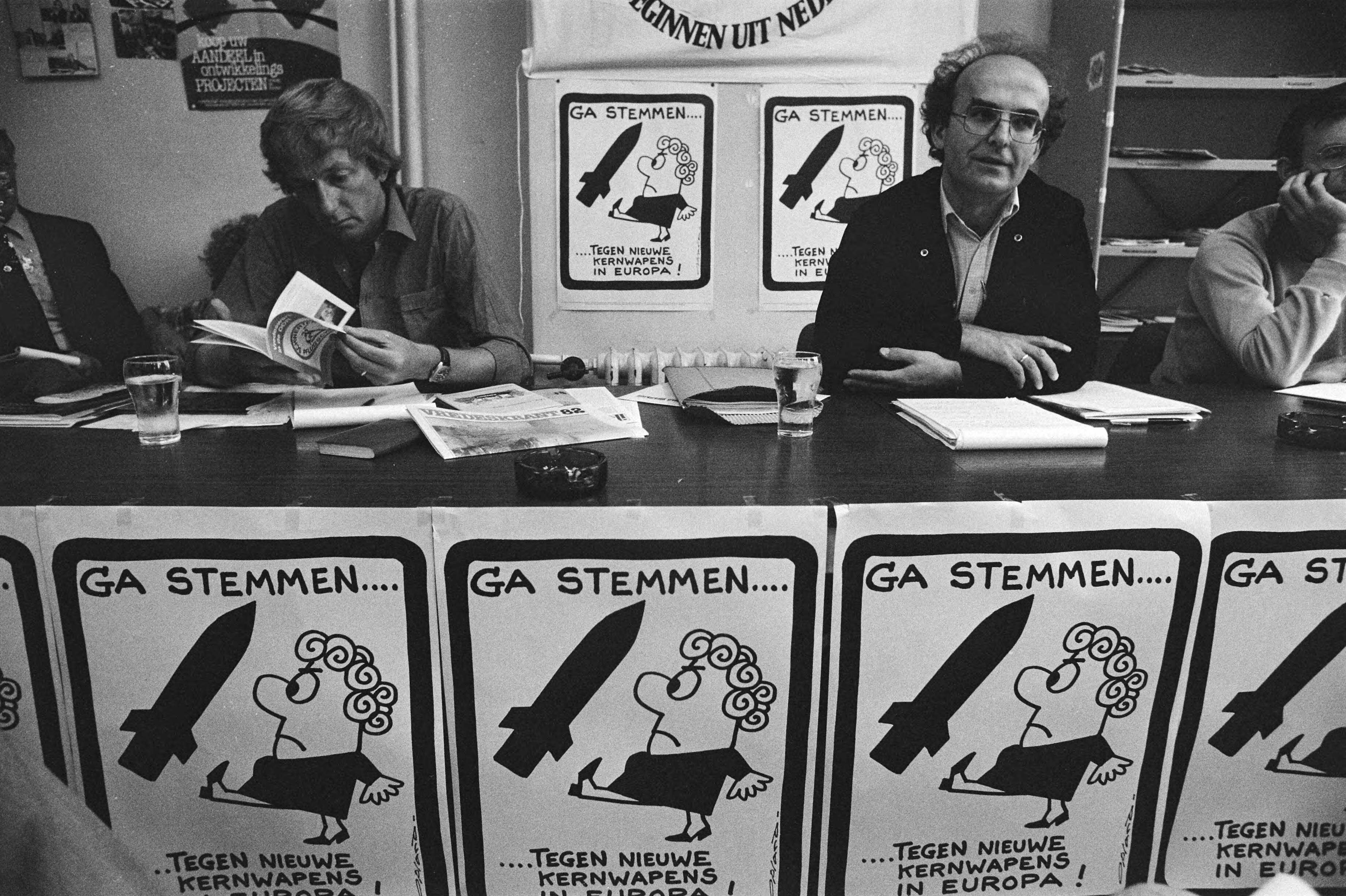 Fotocollectie Anefo — Persconferentie IKV over stemadvies ( Den Haag ); secretaris Meent Jan Faber (l) en voorzitter Ben ter Veer (r) tussen de beruchte affiches — Foto: Croes, Rob C. / Anefo. Licentie: Set B: Rechtenvrij / Publiek Domein. Bron: Nationaal Archief. http://hdl.handle.net/10648/ad1cca2c-d0b4-102d-bcf8-003048976d84