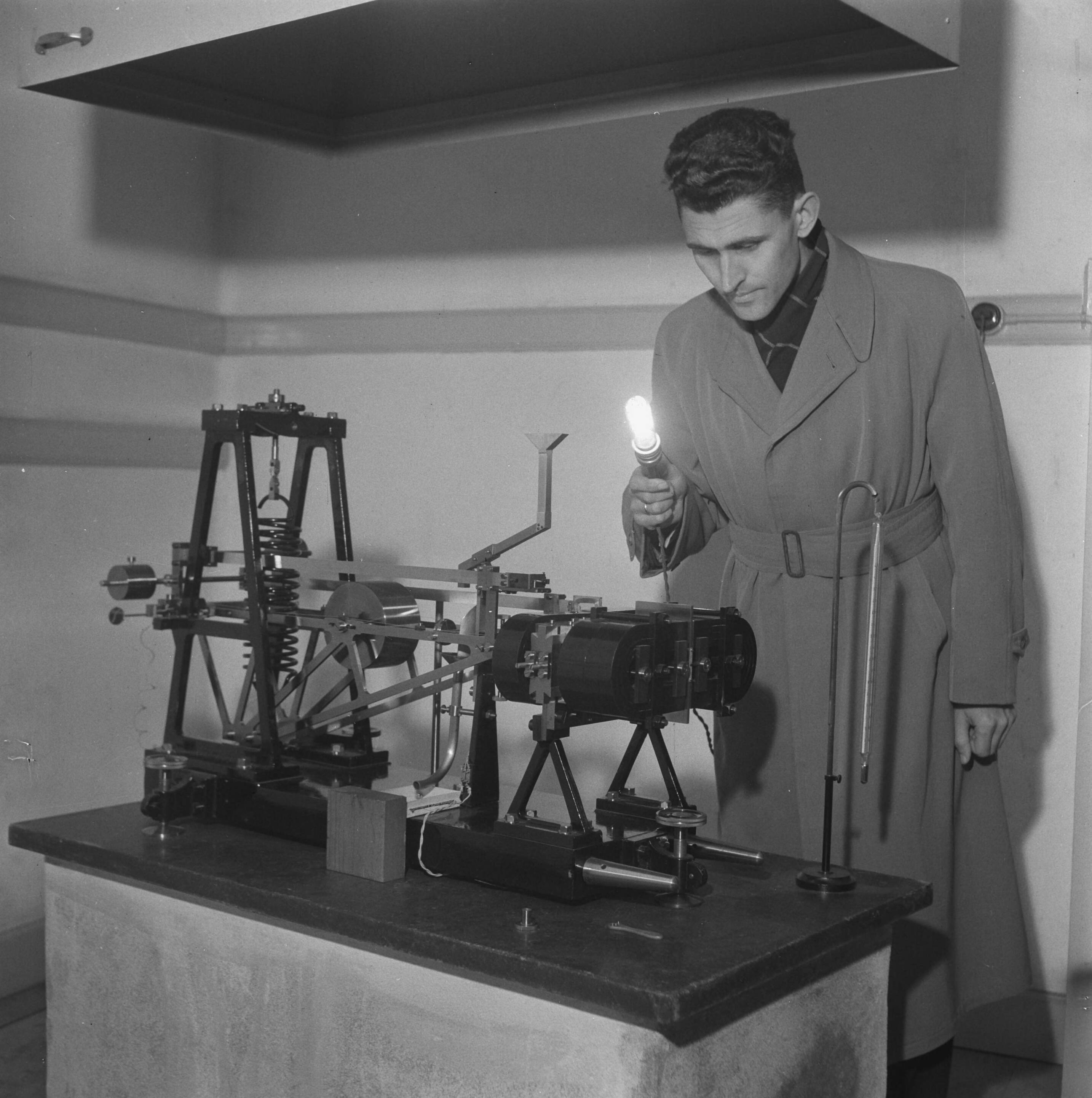 Fotocollectie Anefo — Meteorologisch Instituut te Den Bilt — Foto: Breijer, Charles / Anefo. Licentie: Set B: Rechtenvrij / Publiek Domein. Bron: Nationaal Archief. http://hdl.handle.net/10648/a89b22fa-d0b4-102d-bcf8-003048976d84