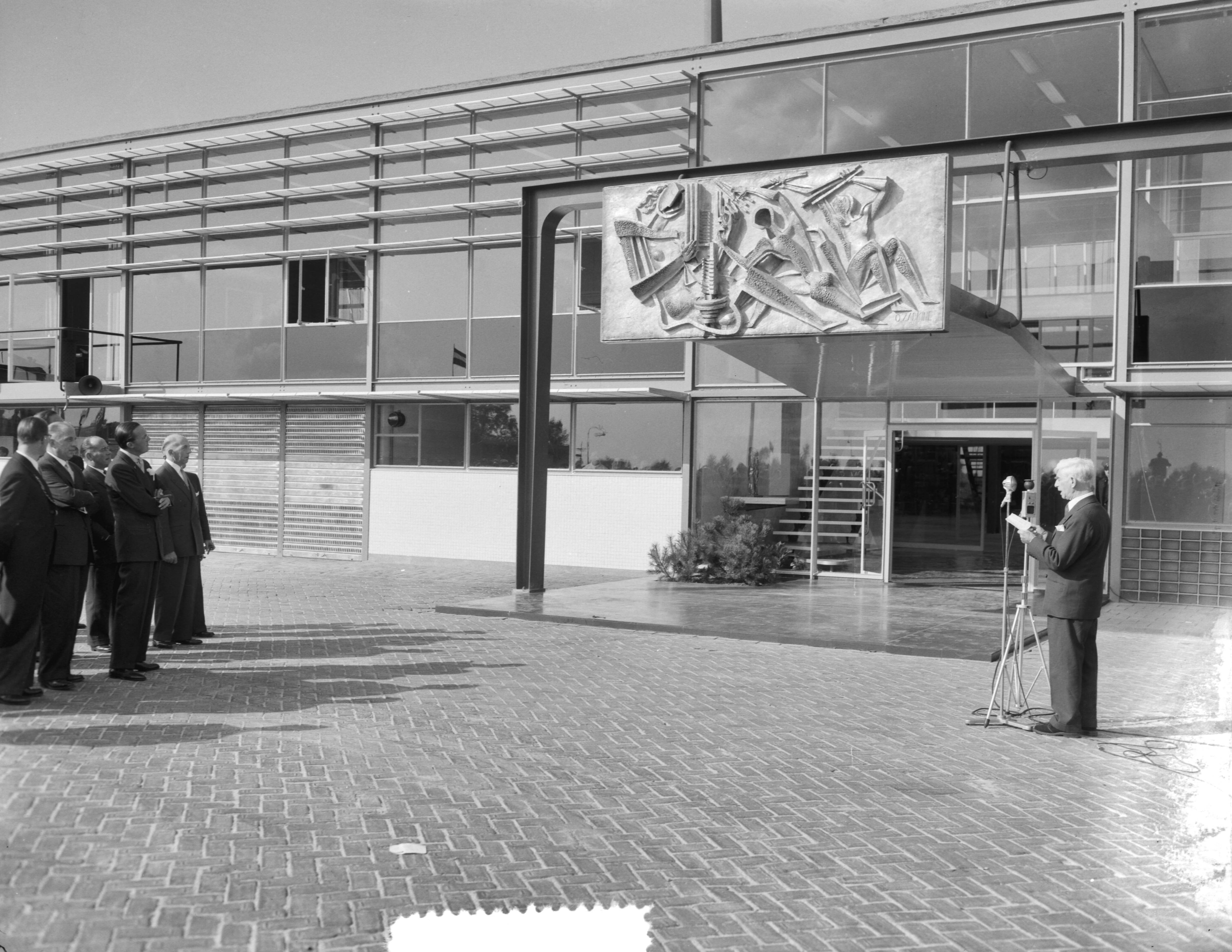 Prins Bernhard bezoekt West-Brabant — Prins Bernhard bezoekt industriegebied Etten-Leur. Bezoek aan Tomadofabriek — Foto: Noske, J.D. / Anefo. Licentie: Set B: Rechtenvrij / Publiek Domein. Bron: Nationaal Archief. http://hdl.handle.net/10648/a93c18ea-d0b4-102d-bcf8-003048976d84
