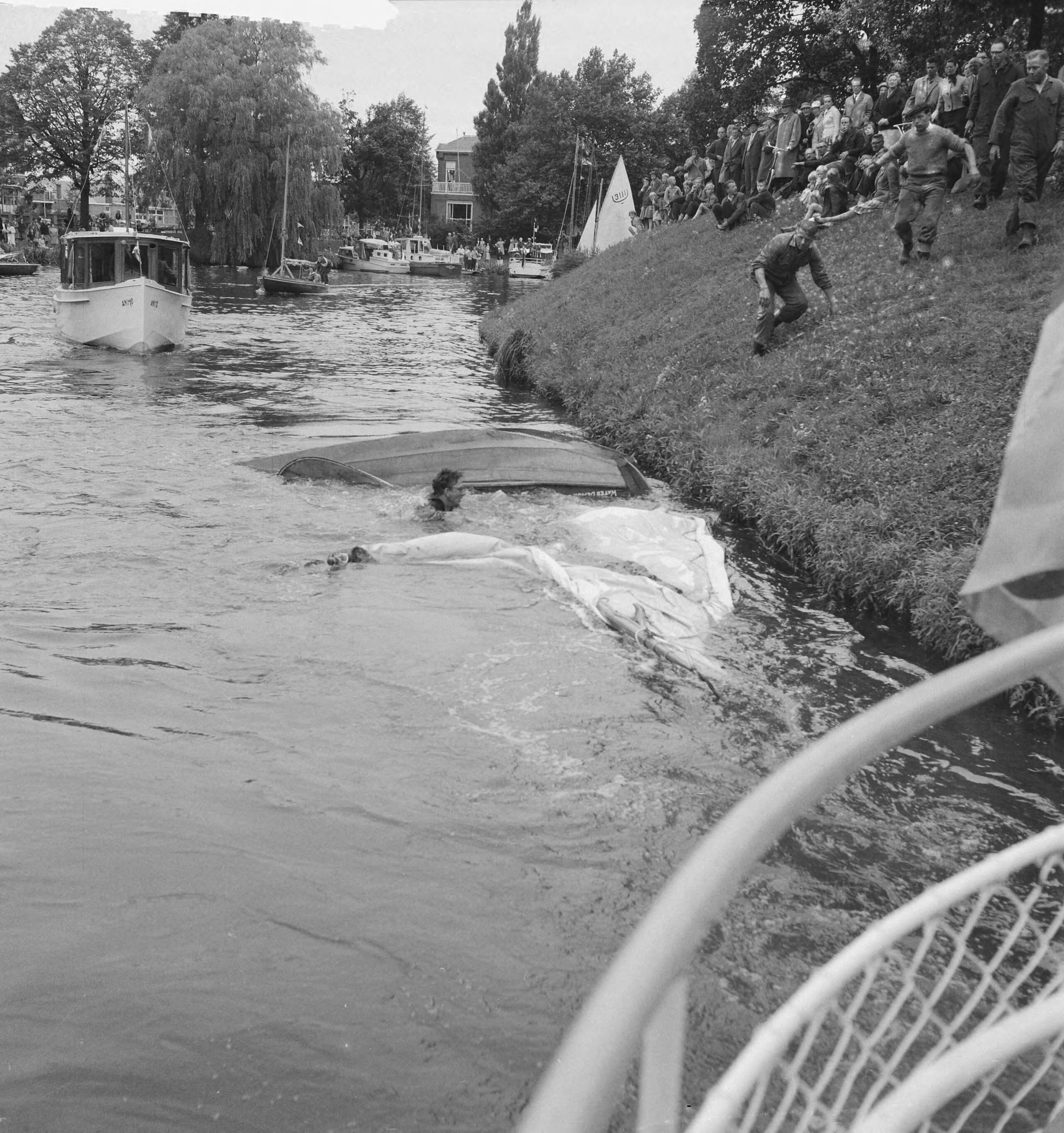 Fotocollectie Anefo — Elfstedentocht per zeilboot. Start vanuit Leeuwarden. Omgeslagen zeilboot — Foto: Koch, Eric / Anefo. Licentie: Set B: Rechtenvrij / Publiek Domein. Bron: Nationaal Archief. http://hdl.handle.net/10648/a9dd5ade-d0b4-102d-bcf8-003048976d84