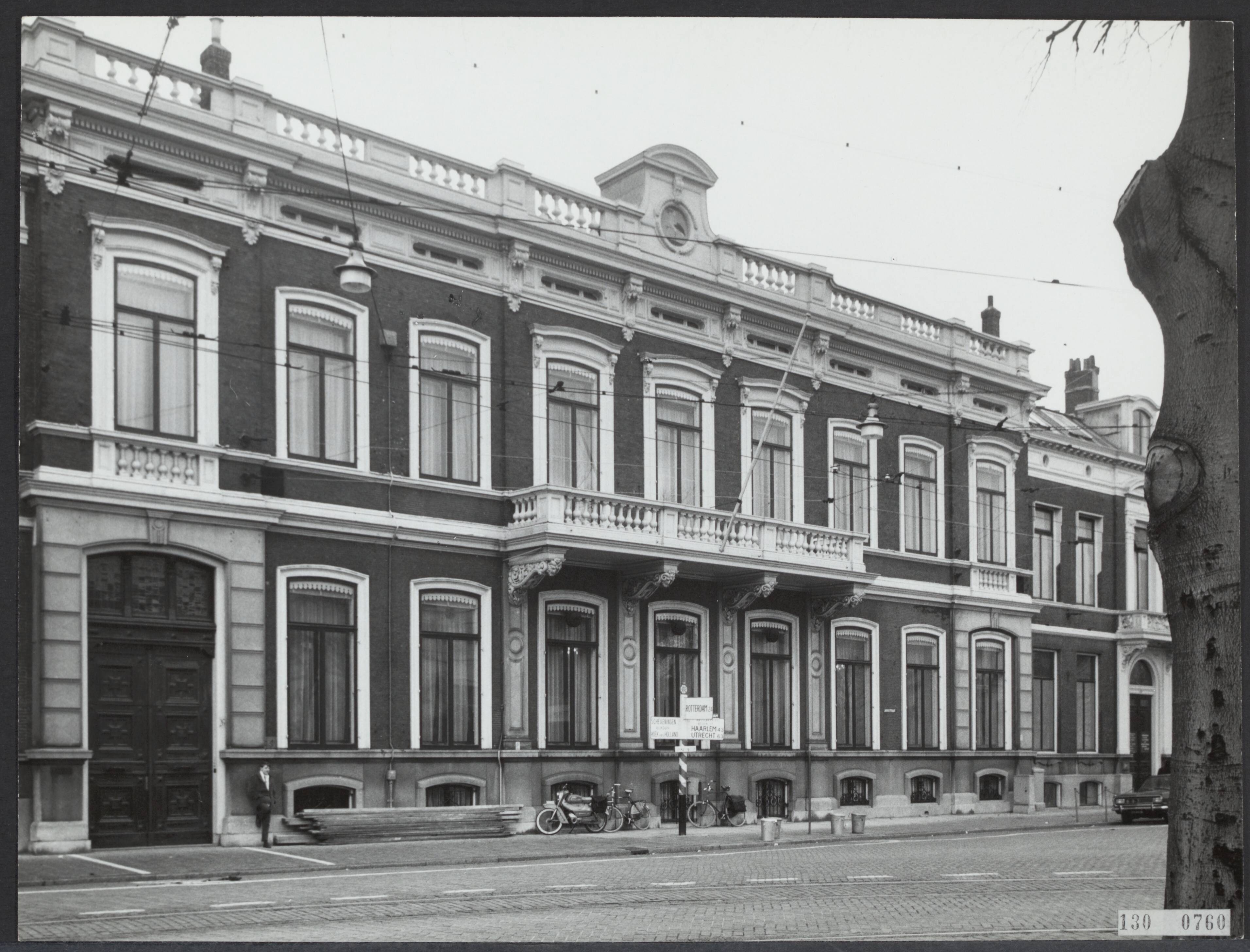 Fotocollectie Rijksvoorlichtingsdienst Eigen — Stadhuis van 's-Gravenhage in de Javastraat — Foto: Fotodienst Gemeente Den Haag. Licentie: Set B: Rechtenvrij / Publiek Domein. Bron: Nationaal Archief. http://hdl.handle.net/10648/af4be47c-d0b4-102d-bcf8-003048976d84