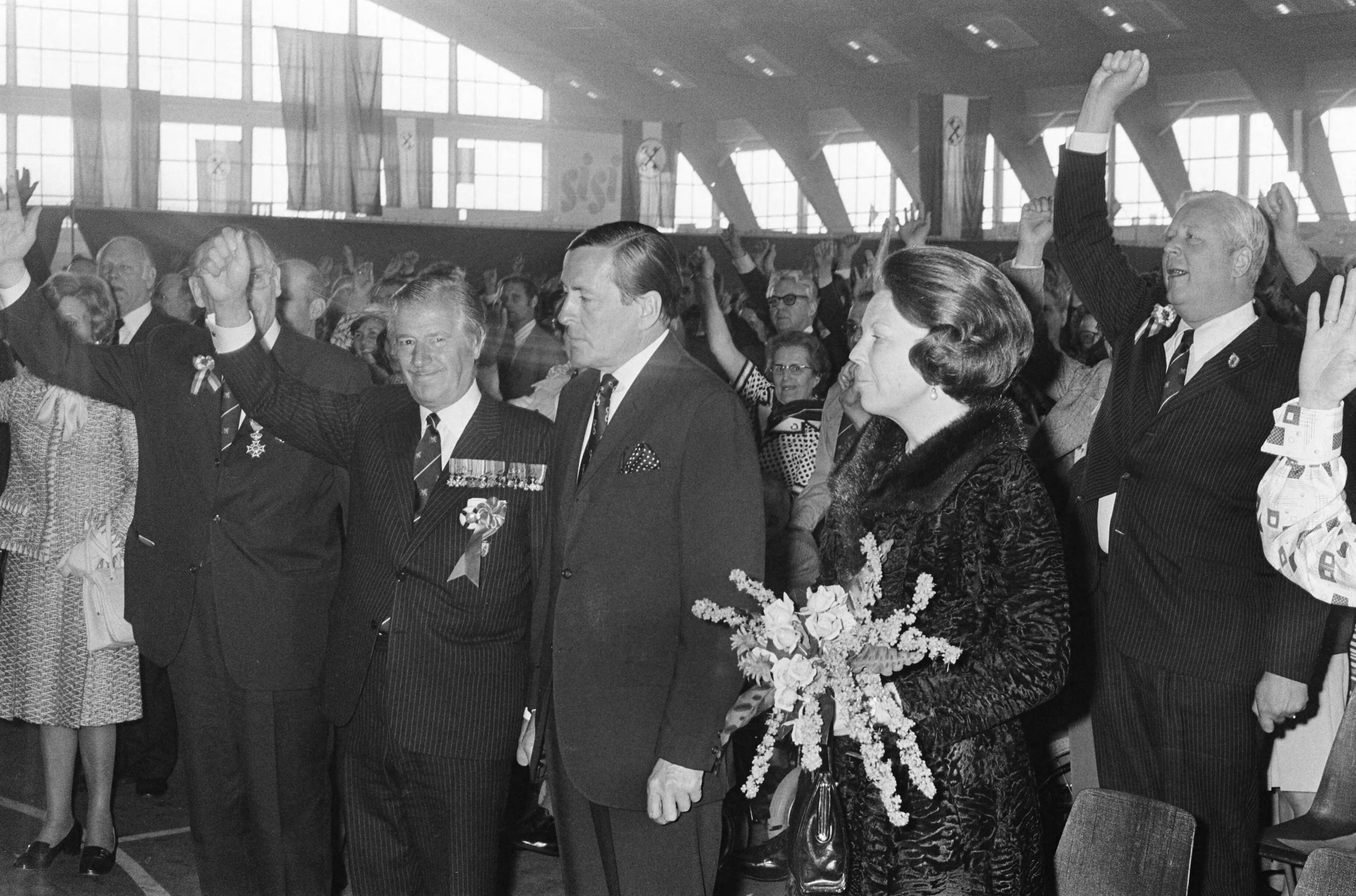 Koninklijke familie bij het lustrumcongres van de Bond van Nederlandse Militaire Oorlogsslachtoffers in Leiden — Prinses Beatrix en prins Claus tijdens de bijeenkomst — Foto: Verhoeff, Bert / Anefo. Licentie: Set B: Rechtenvrij / Publiek Domein. Bron: Nationaal Archief. http://hdl.handle.net/10648/ac682720-d0b4-102d-bcf8-003048976d84
