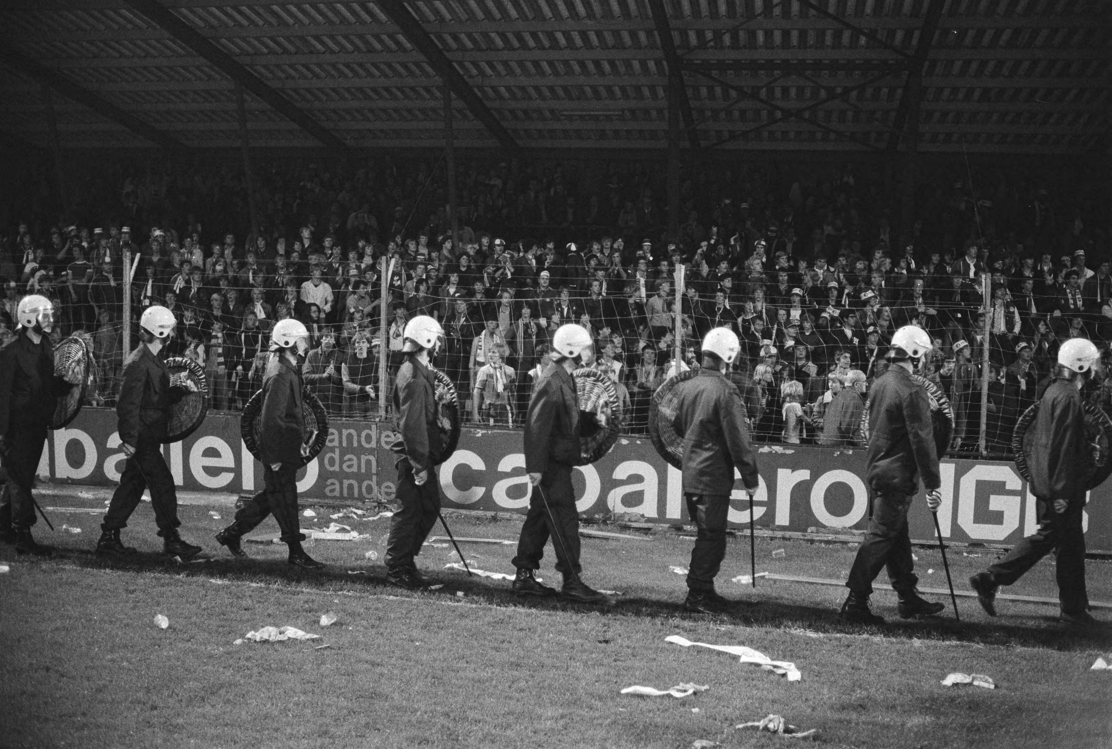 NAC-Feijenoord gestaakt bij de stand 2-2 — De Mobiele Eenheid voor de tribune met Feijenoord supporters — Foto: Suyk, Koen / Anefo. Licentie: Set B: Rechtenvrij / Publiek Domein. Bron: Nationaal Archief. http://hdl.handle.net/10648/acd258f2-d0b4-102d-bcf8-003048976d84