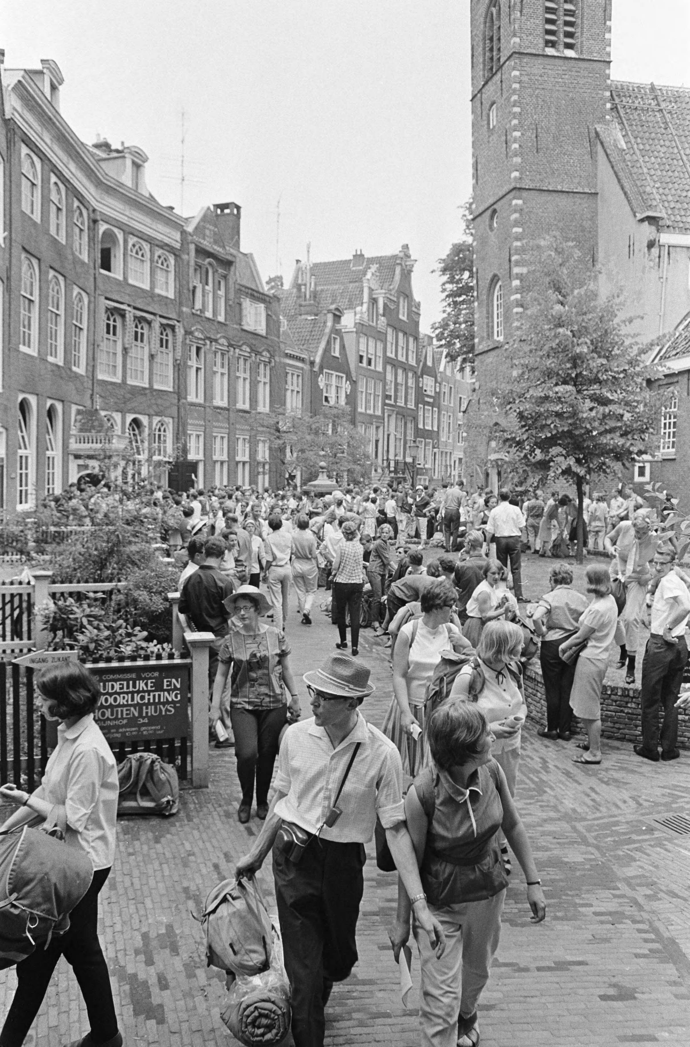 Fotocollectie Anefo — Zevende Pax Christie voettocht naar Laren, start bij Begijnhof — Foto: Nijs, Jac. de / Anefo. Licentie: Set B: Rechtenvrij / Publiek Domein. Bron: Nationaal Archief. http://hdl.handle.net/10648/aaee4366-d0b4-102d-bcf8-003048976d84