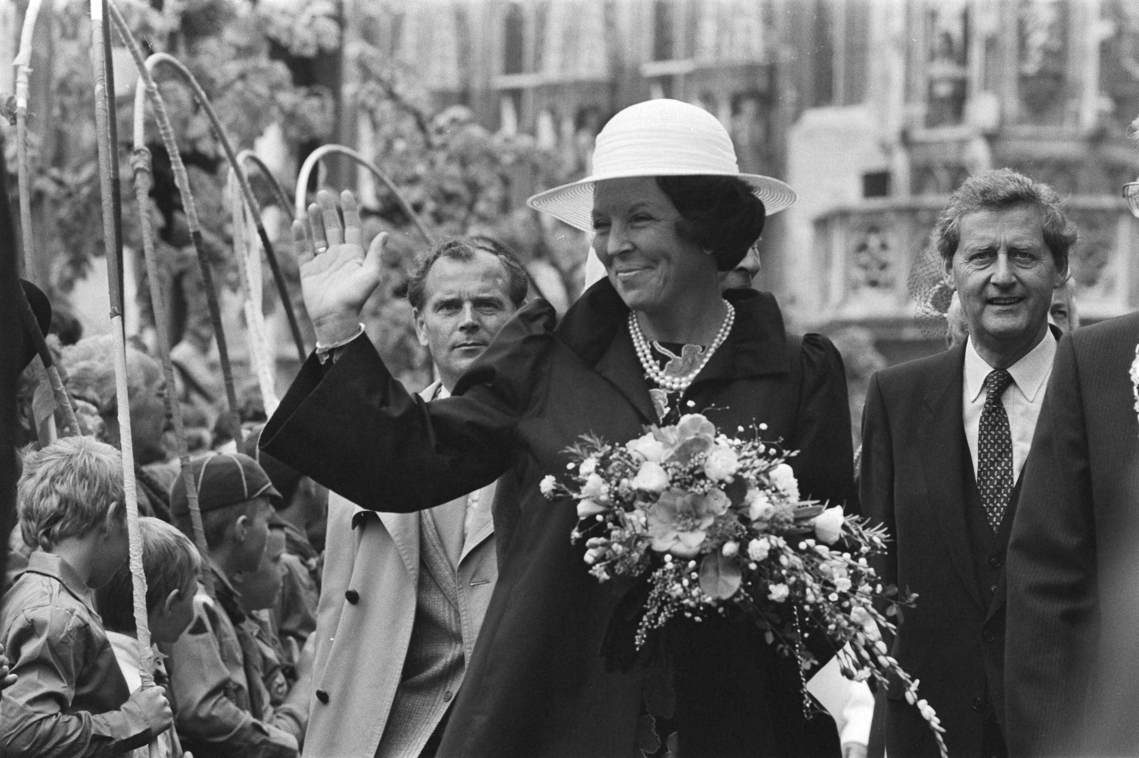 Fotocollectie Anefo — Koningin Beatrix en Prins Claus bij Nationale herdenkingsmanifestatie in Middelburg; zwaaiende Koningin Beatrix (close) — Foto: Bogaerts, Rob / Anefo. Licentie: Set B: Rechtenvrij / Publiek Domein. Bron: Nationaal Archief. http://hdl.handle.net/10648/ad385d50-d0b4-102d-bcf8-003048976d84