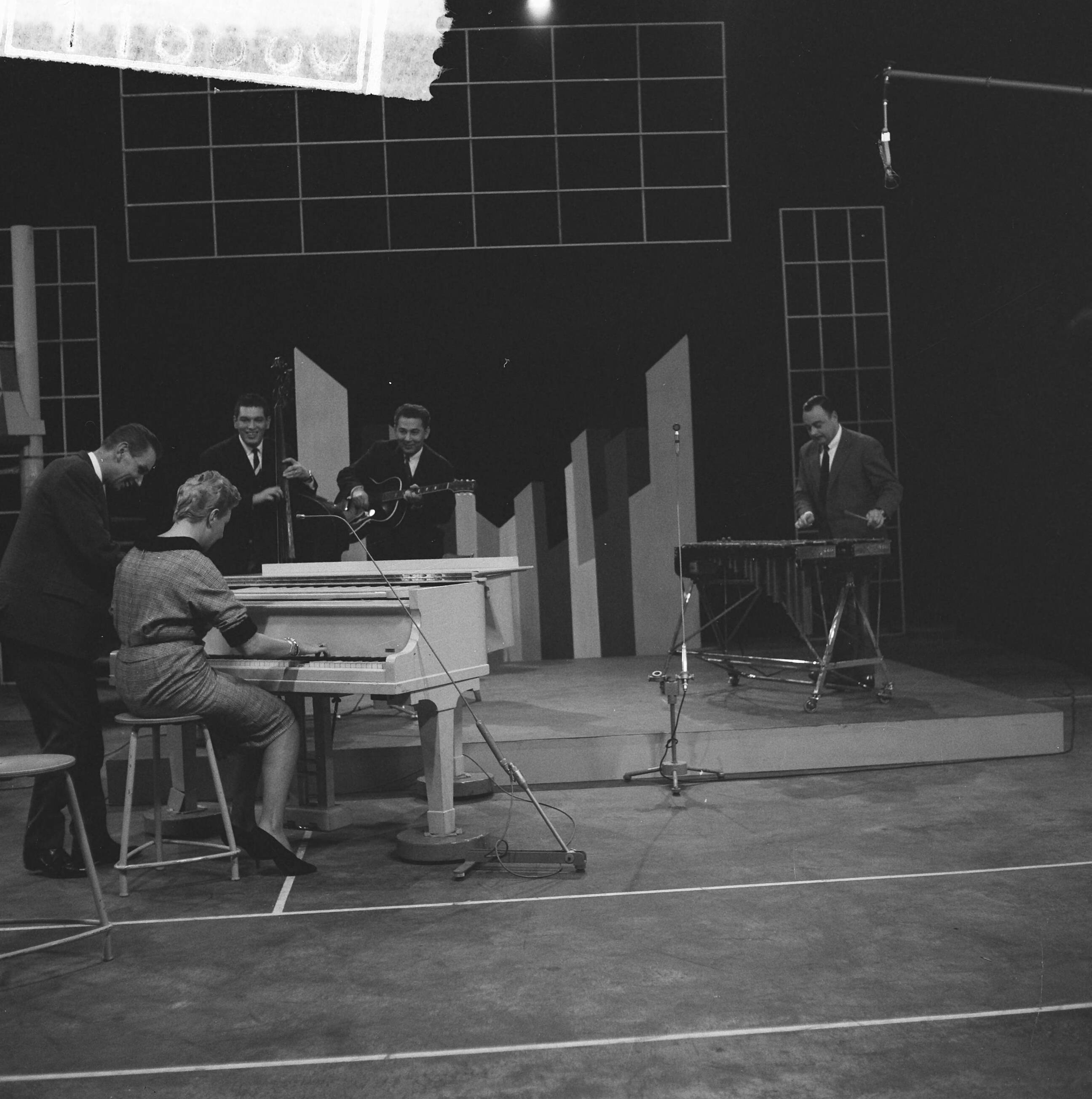 Fotocollectie Anefo — Televisieprogramma "TV-Toto" van de VARA uitgezonden vanuit de Expohal, Pia Beck speelt met de Millers — Foto: Lindeboom, Henk / Anefo. Licentie: Set B: Rechtenvrij / Publiek Domein. Bron: Nationaal Archief. http://hdl.handle.net/10648/a9c245e6-d0b4-102d-bcf8-003048976d84