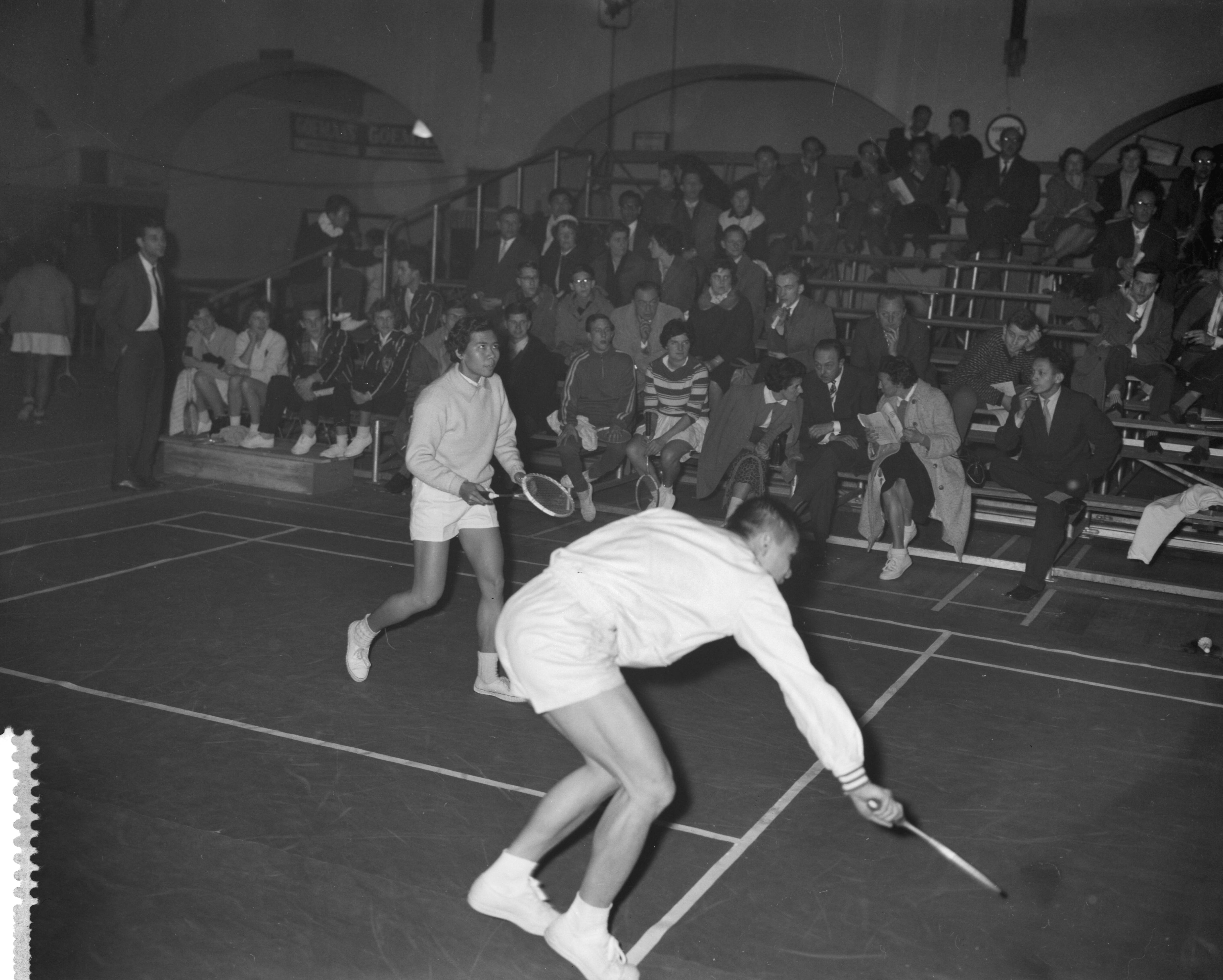 Fotocollectie Anefo — Internationale badmintonkampioenschap in het Krelagehuis te Haarlem. Gemengd dubbel Mej. Patruang Pattabongs (Thailand) en Lee Kin Tat (Malakka) — Foto: Rossem, Wim van / Anefo. Licentie: Set B: Rechtenvrij / Publiek Domein. Bron: Nationaal Archief. http://hdl.handle.net/10648/a9a83e6c-d0b4-102d-bcf8-003048976d84