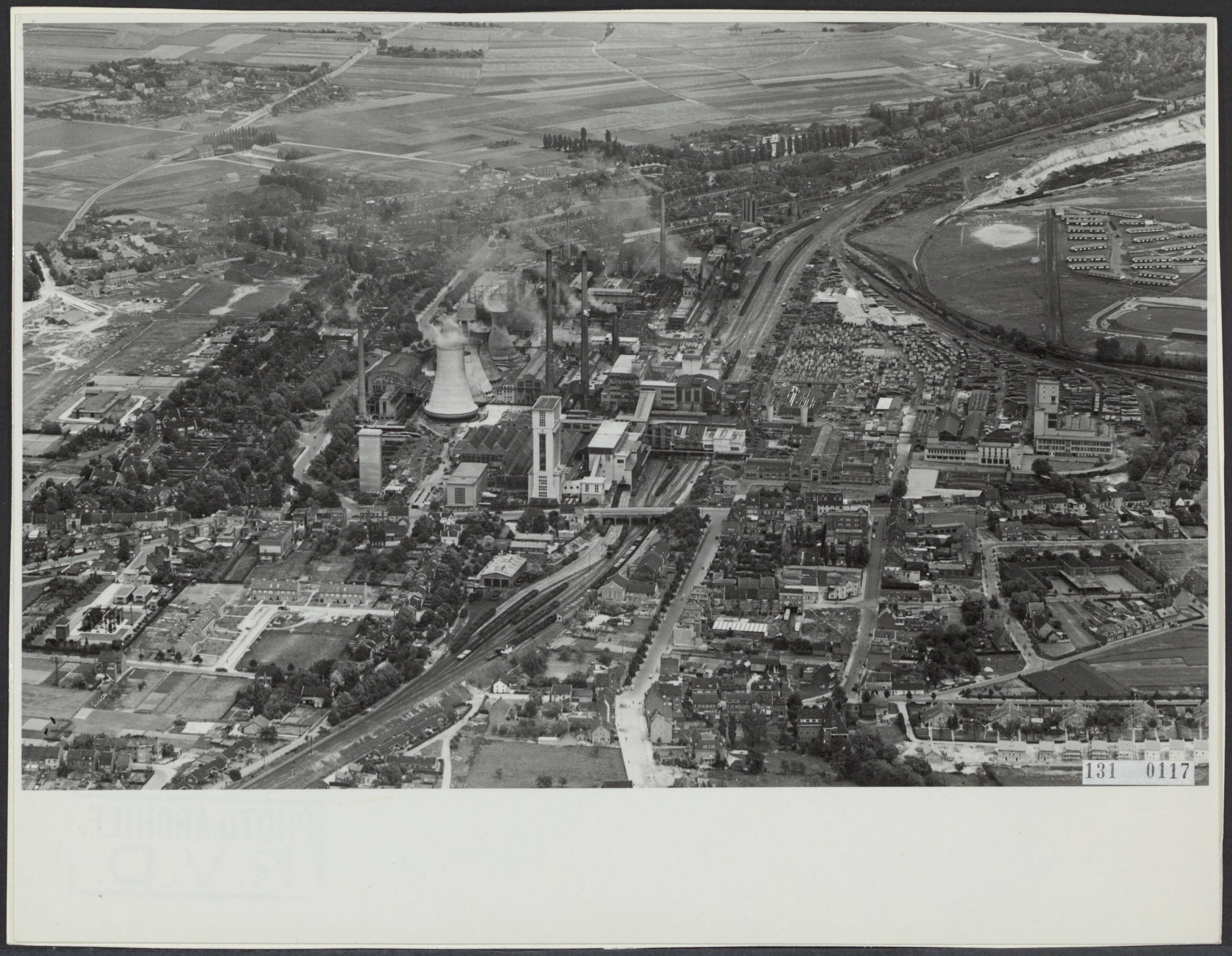 Fotocollectie Rijksvoorlichtingsdienst Eigen — Luchtopname. Steenkoolmijn Staatsmijn Emma te Hoensbroek — Foto: KLM Aerocarto / Rechtenvrij. Licentie: Set B: Rechtenvrij / Publiek Domein. Bron: Nationaal Archief. http://hdl.handle.net/10648/af4e4e4c-d0b4-102d-bcf8-003048976d84