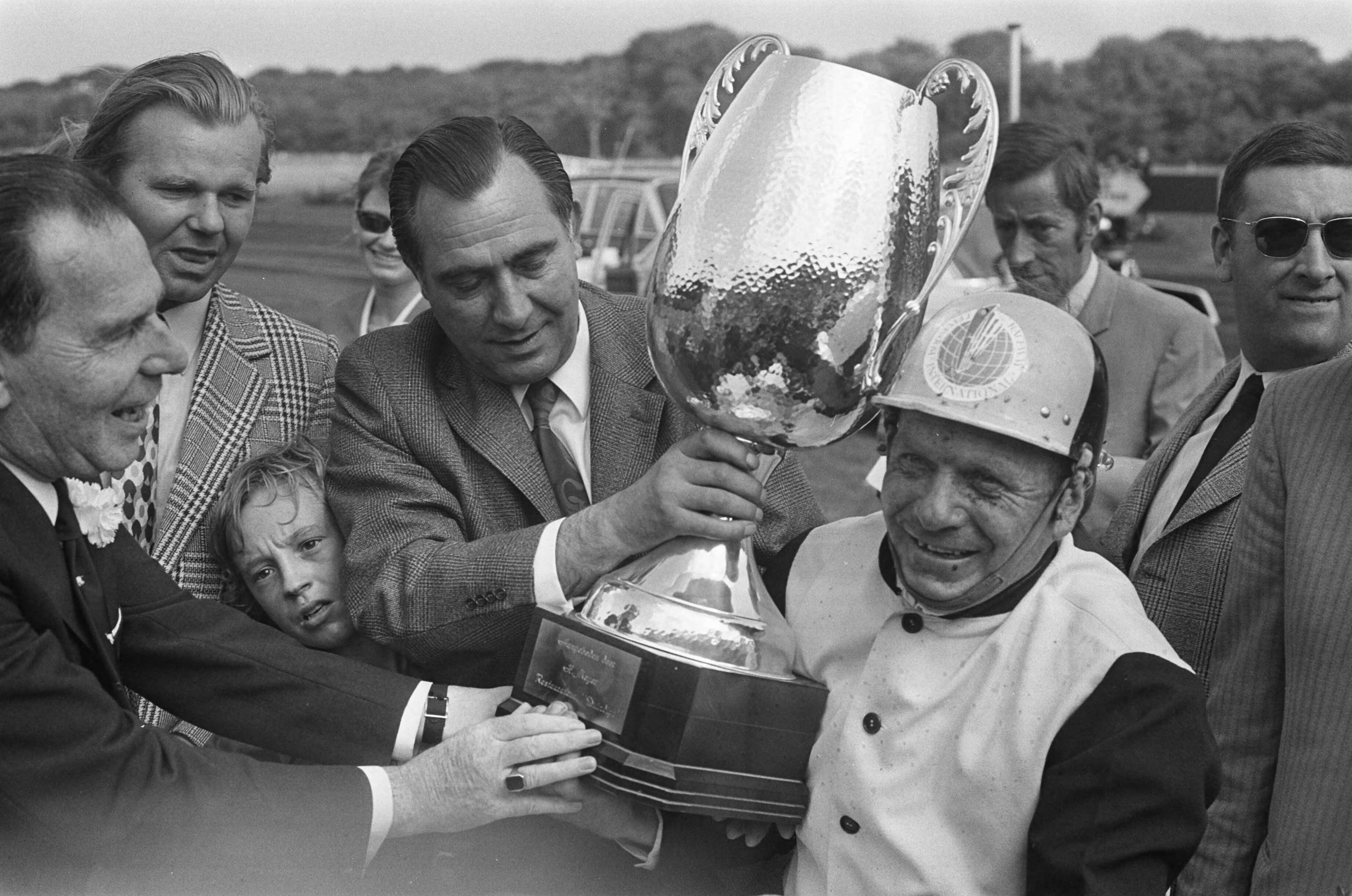 Fotocollectie Anefo — Derby K te Duindigt, J. Hendrikx met beker — Foto: Punt, W. / Anefo. Licentie: Set B: Rechtenvrij / Publiek Domein. Bron: Nationaal Archief. http://hdl.handle.net/10648/abf1b338-d0b4-102d-bcf8-003048976d84
