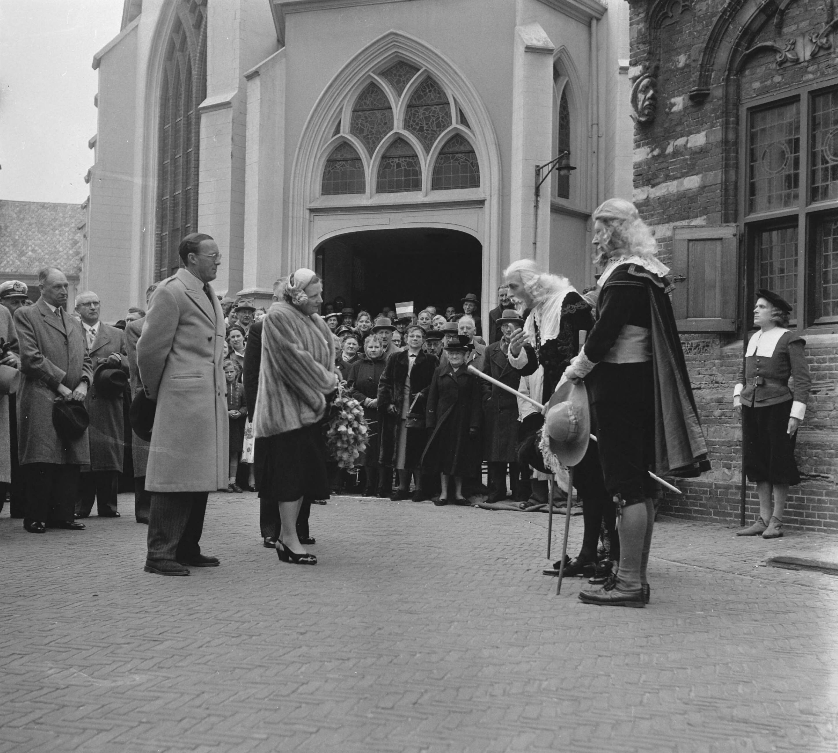 Koninklijk bezoek aan 15 gemeentes in Zuid-Holland (Rijnstreek en Merengebied) — Koningin Juliana en Prins Bernhard bezoeken Woerden. Bij het oude gerechtsgebouw (gemeentemuseum) worden zij begroet door "schout en schepenen" — Foto: Noske, J.D. / Anefo. Licentie: Set B: Rechtenvrij / Publiek Domein. Bron: Nationaal Archief. http://hdl.handle.net/10648/a9223344-d0b4-102d-bcf8-003048976d84