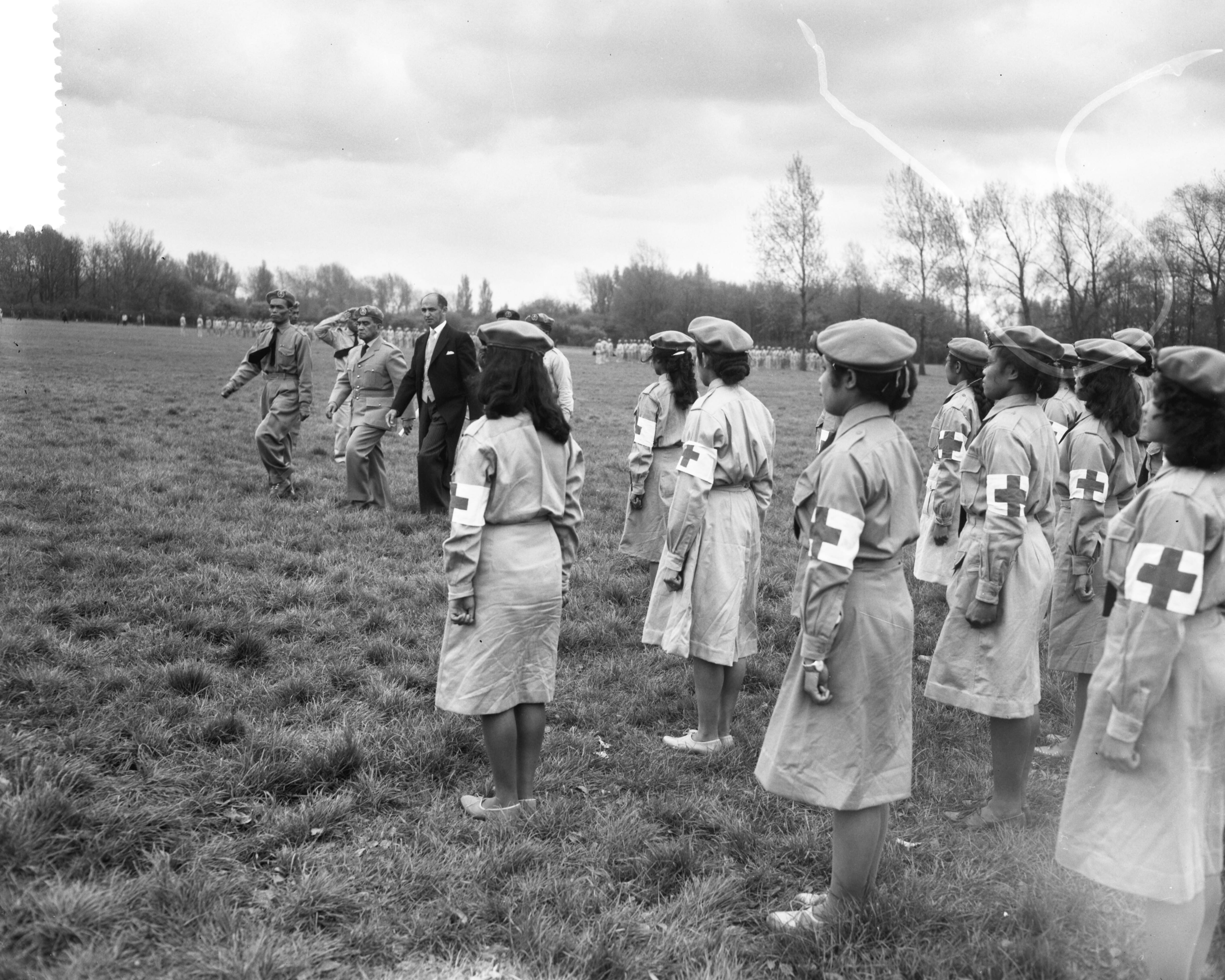 Fotocollectie Anefo — Herdenking van het 10-jarig bestaan van de Republiek der Zuid-Molukken n het Zuiderpark te Den Haag. inspectie der Rode Kruishelpsters — Foto: Behrens, Herbert F. / Anefo. Licentie: Set B: Rechtenvrij / Publiek Domein. Bron: Nationaal Archief. http://hdl.handle.net/10648/a9ad1842-d0b4-102d-bcf8-003048976d84