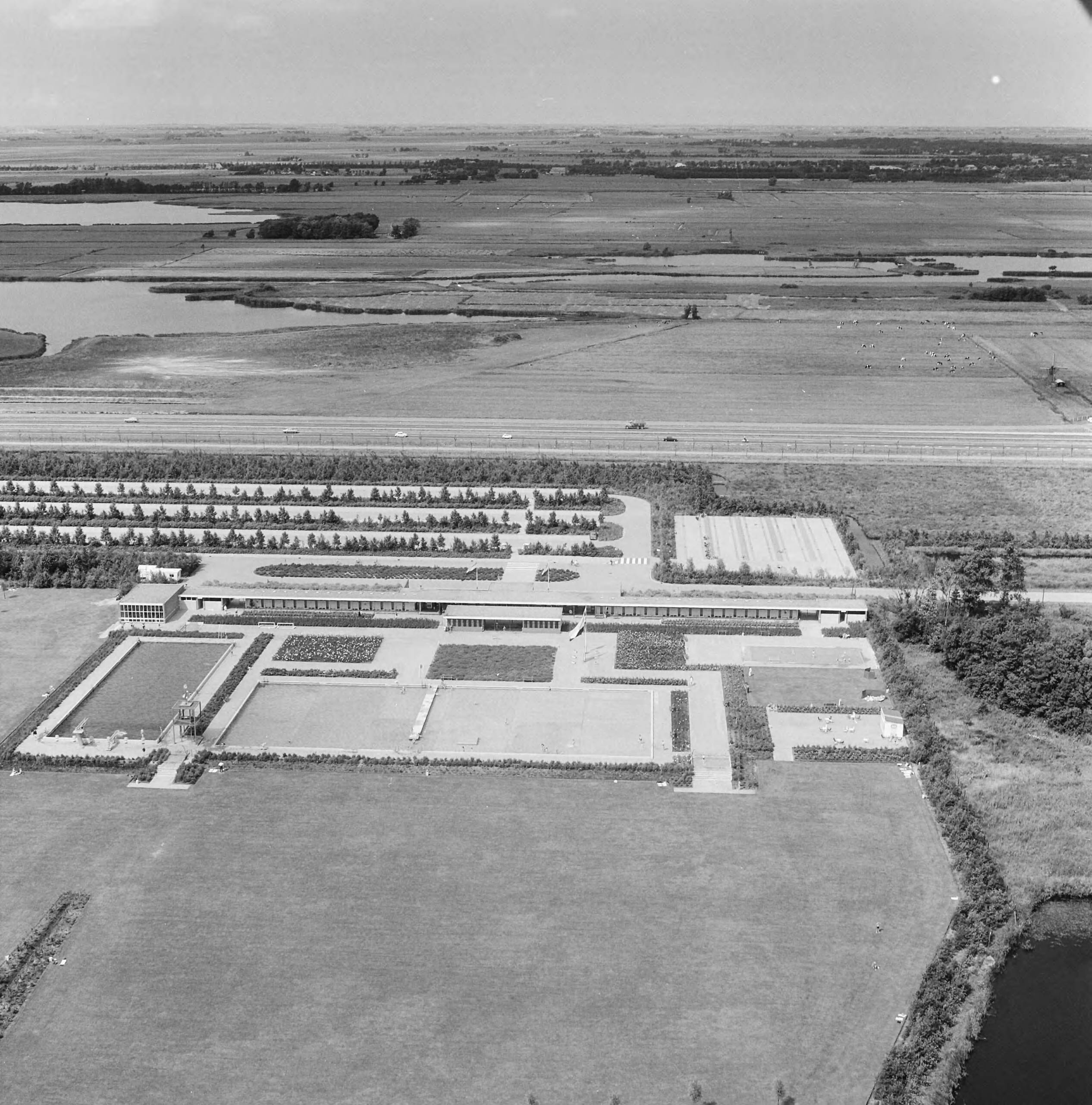 1968 — Luchtopname. Openluchtzwembad Kleine Wielen bij Leeuwarden — Foto: Fotograaf Onbekend / Heidemij. Licentie: Set B: Rechtenvrij / Publiek Domein. Bron: Nationaal Archief. http://hdl.handle.net/10648/ae4f9afa-d0b4-102d-bcf8-003048976d84