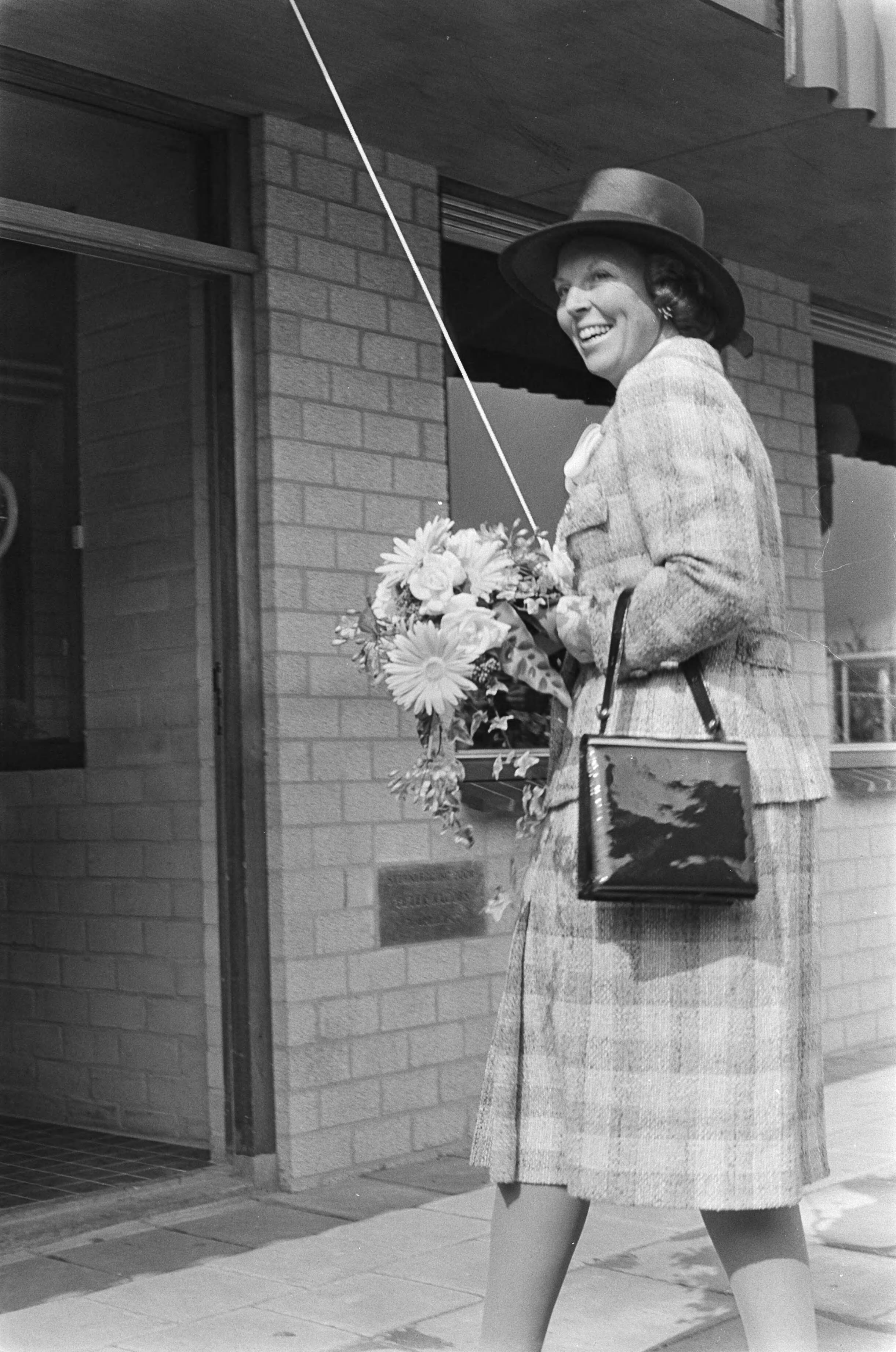 Fotocollectie Anefo — Prinses Beatrix opent streekdierentehuis "t Juliaantje te Rijswijk — Foto: Suyk, Koen / Anefo. Licentie: Set B: Rechtenvrij / Publiek Domein. Bron: Nationaal Archief. http://hdl.handle.net/10648/aca17bf6-d0b4-102d-bcf8-003048976d84