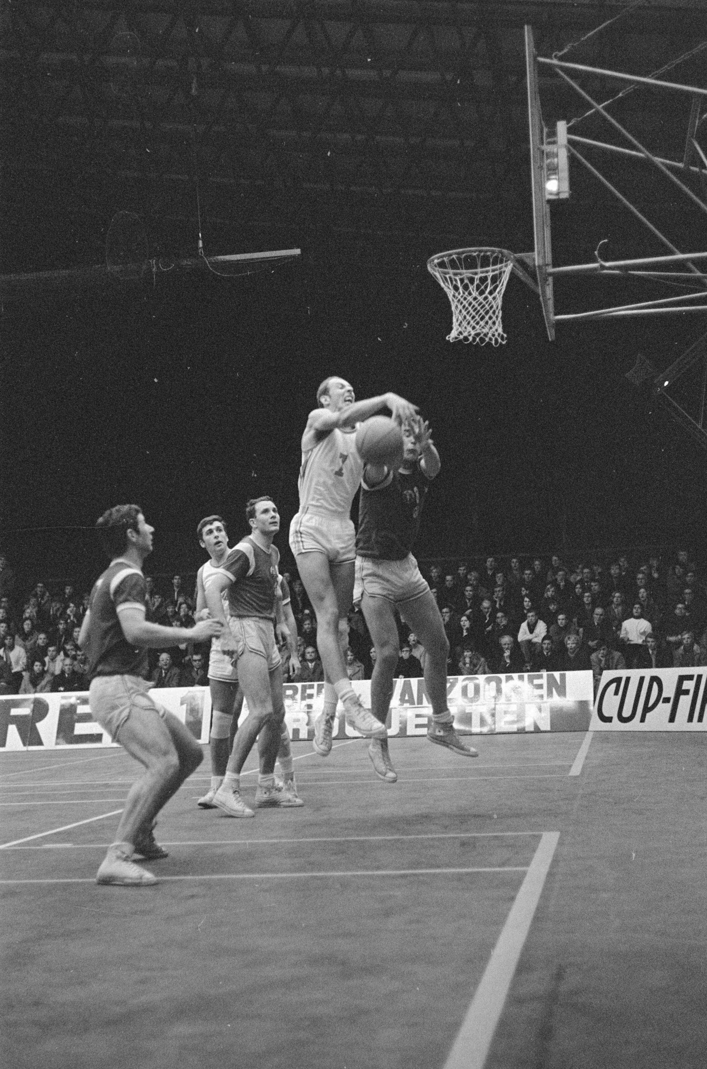 Fotocollectie Anefo — Europa Cup Basketbal. Haarlem Flamingo's -Vorwärts Leipzig (70-75). Spelmoment — Foto: Koch, Eric / Anefo. Licentie: Set B: Rechtenvrij / Publiek Domein. Bron: Nationaal Archief. http://hdl.handle.net/10648/ab54c988-d0b4-102d-bcf8-003048976d84