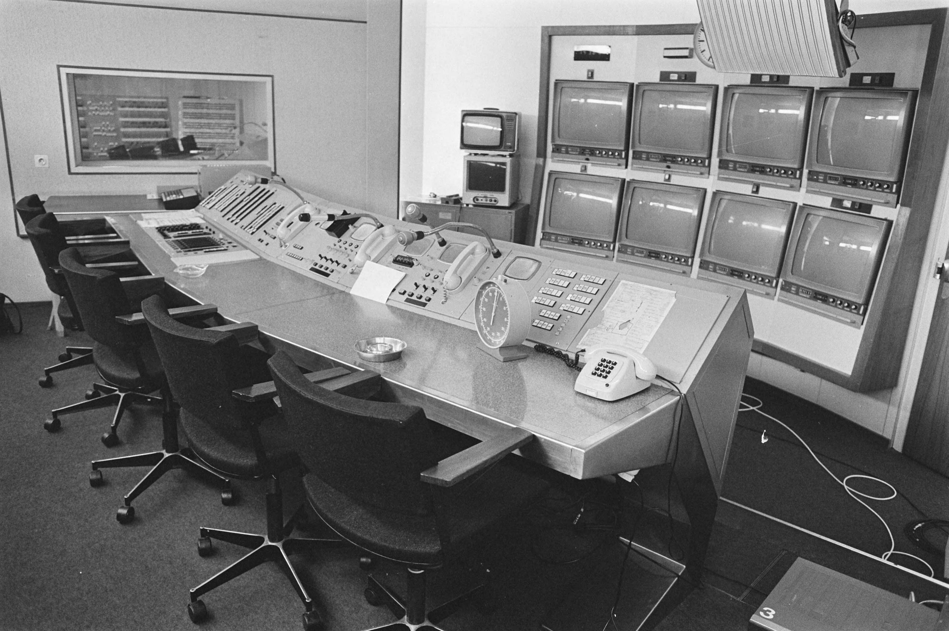 Fotocollectie Anefo — Staking omroeppersoneel tegen afwijzing omroep CAO; lege regiekamer — Foto: Croes, Rob C. / Anefo. Licentie: Set B: Rechtenvrij / Publiek Domein. Bron: Nationaal Archief. http://hdl.handle.net/10648/ad4582fa-d0b4-102d-bcf8-003048976d84