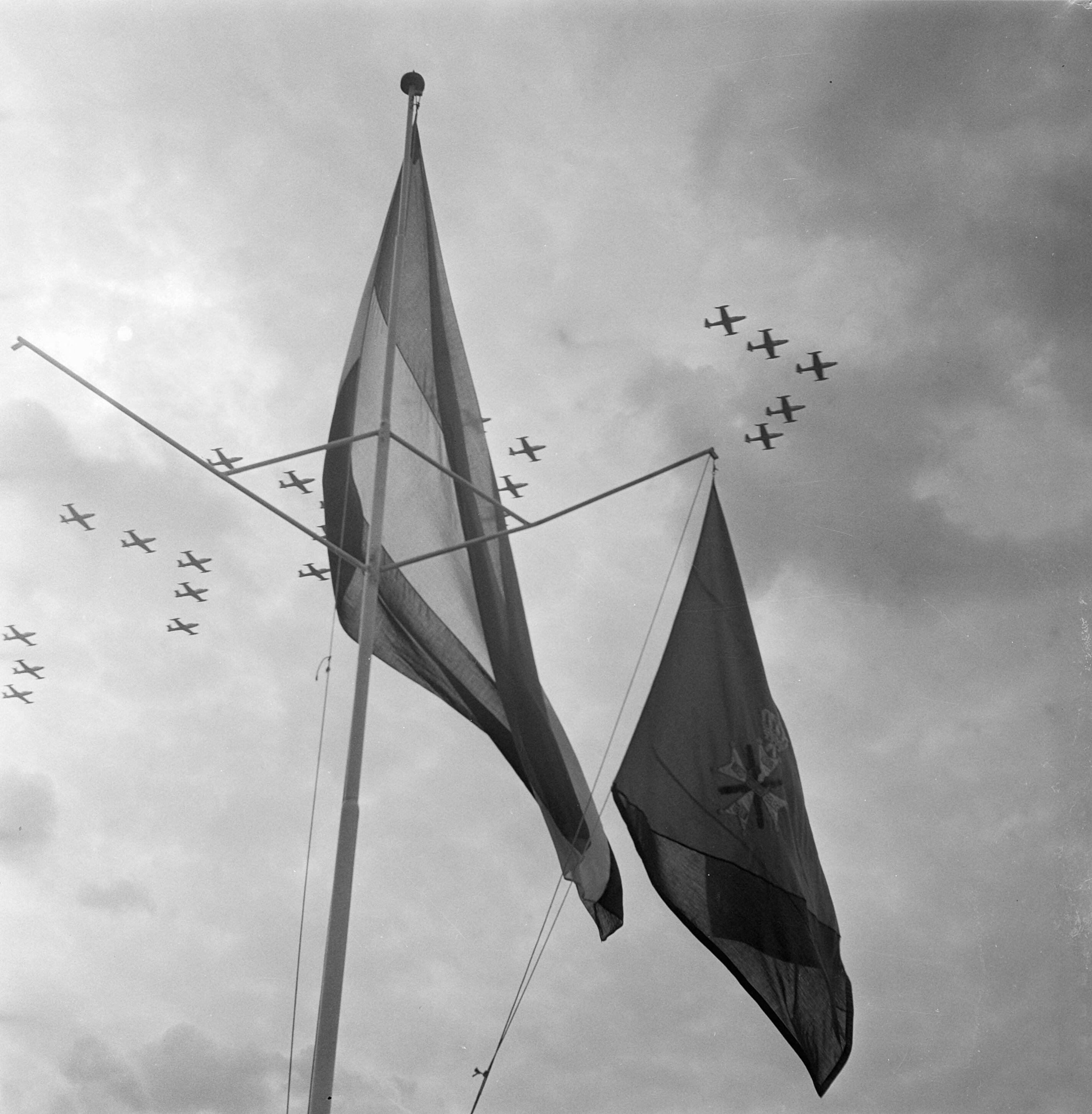 Fotocollectie Anefo — Vliegfeest en defilé van de luchtmacht op Soesterberg — Foto: Noske, J.D. / Anefo. Licentie: Set B: Rechtenvrij / Publiek Domein. Bron: Nationaal Archief. http://hdl.handle.net/10648/a90944c4-d0b4-102d-bcf8-003048976d84