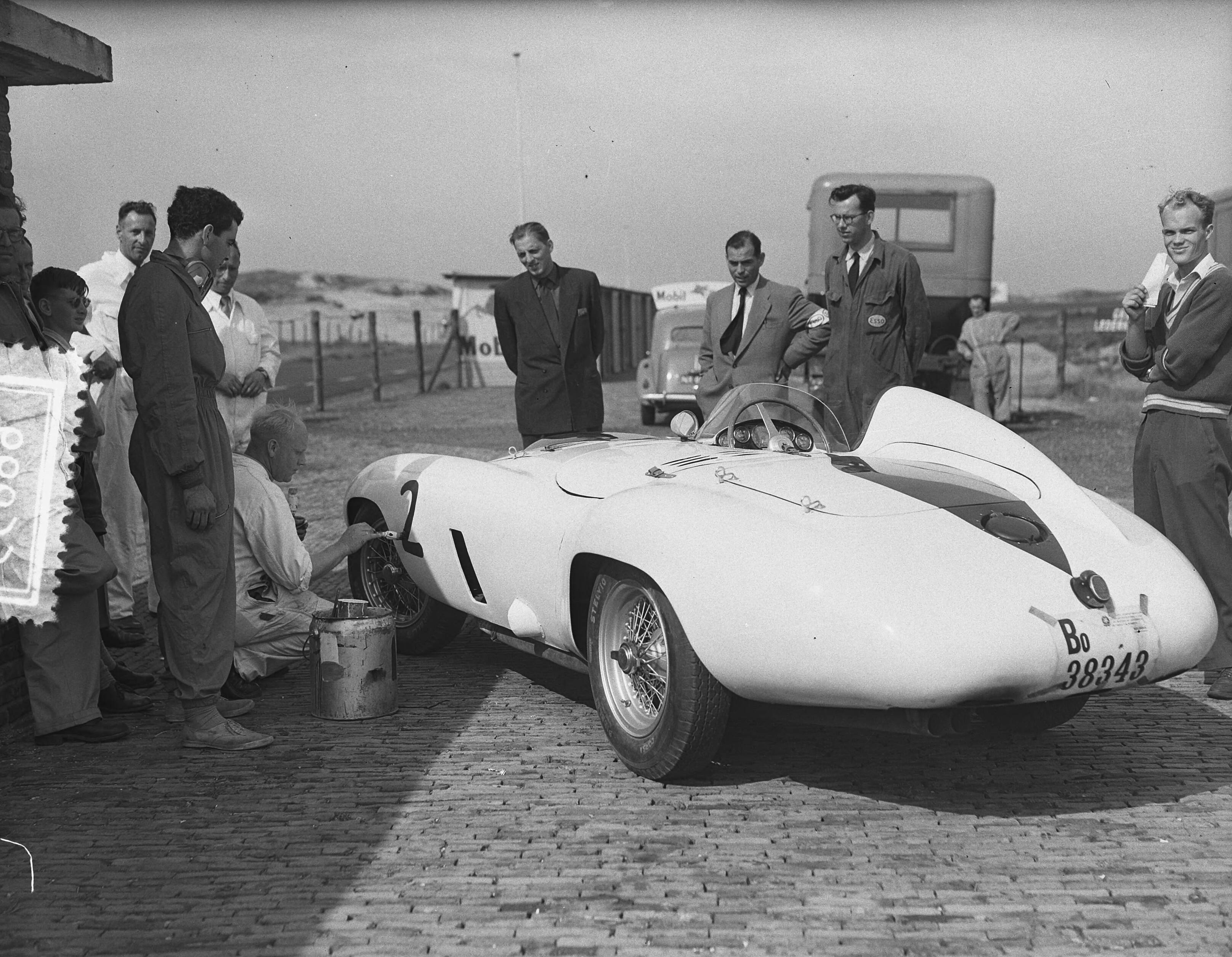 Fotocollectie Anefo — Trainingsdag sportwagenraces Zandvoort. De Amerikaan Boris "Bob" Said bij zijn Ferrari Mondial, waarop het startnummer 24 wordt geschilderd — Foto: Bilsen, Joop van / Anefo. Licentie: Set B: Rechtenvrij / Publiek Domein. Bron: Nationaal Archief. http://hdl.handle.net/10648/a927c174-d0b4-102d-bcf8-003048976d84