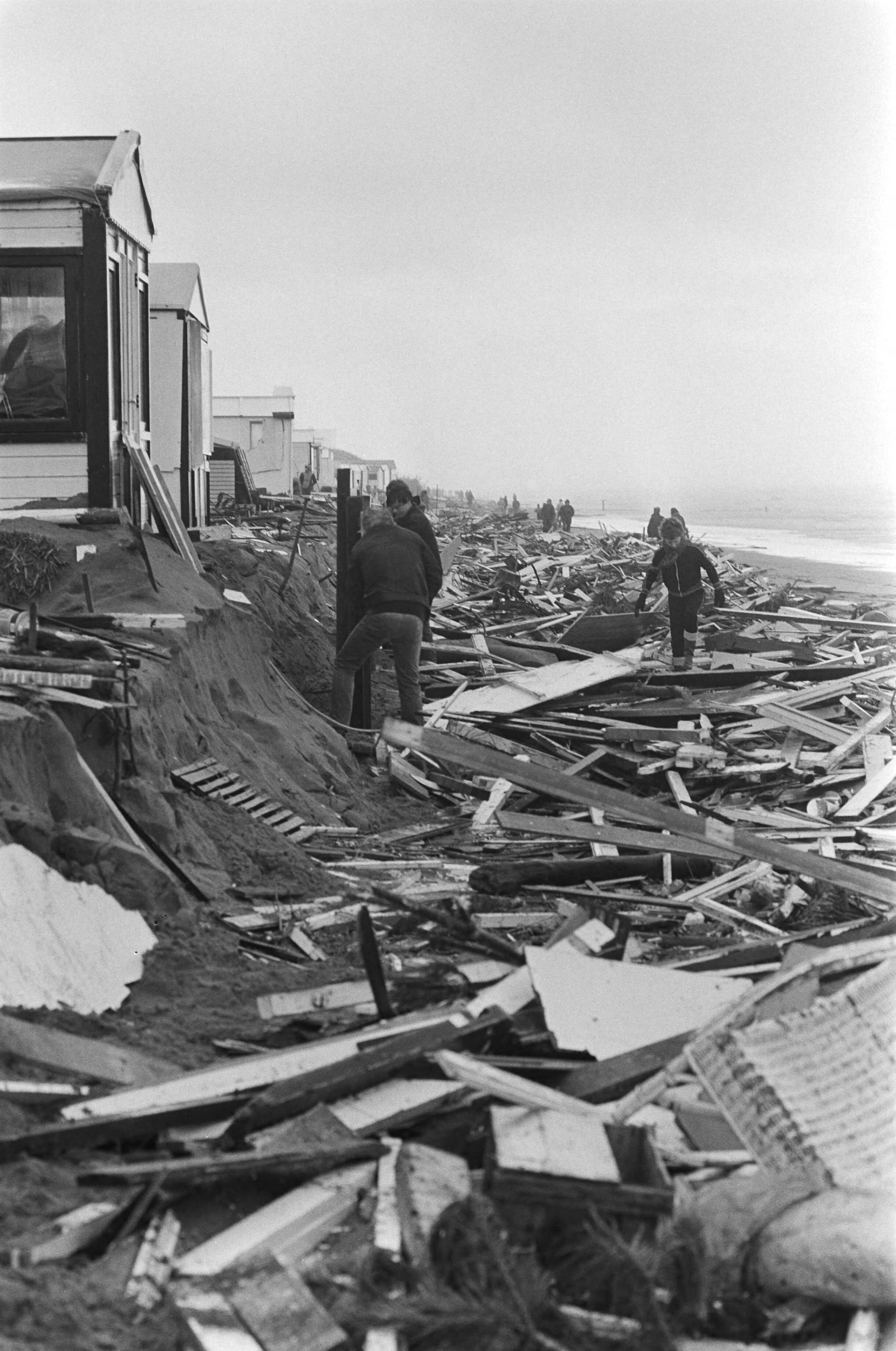 Fotocollectie Anefo — Storm verwoest huisjes langs strand (Zandvoort); mensen brengen bezittingen in veiligheid — Foto: Suyk, Koen / Anefo. Licentie: Set B: Rechtenvrij / Publiek Domein. Bron: Nationaal Archief. http://hdl.handle.net/10648/acde89ba-d0b4-102d-bcf8-003048976d84