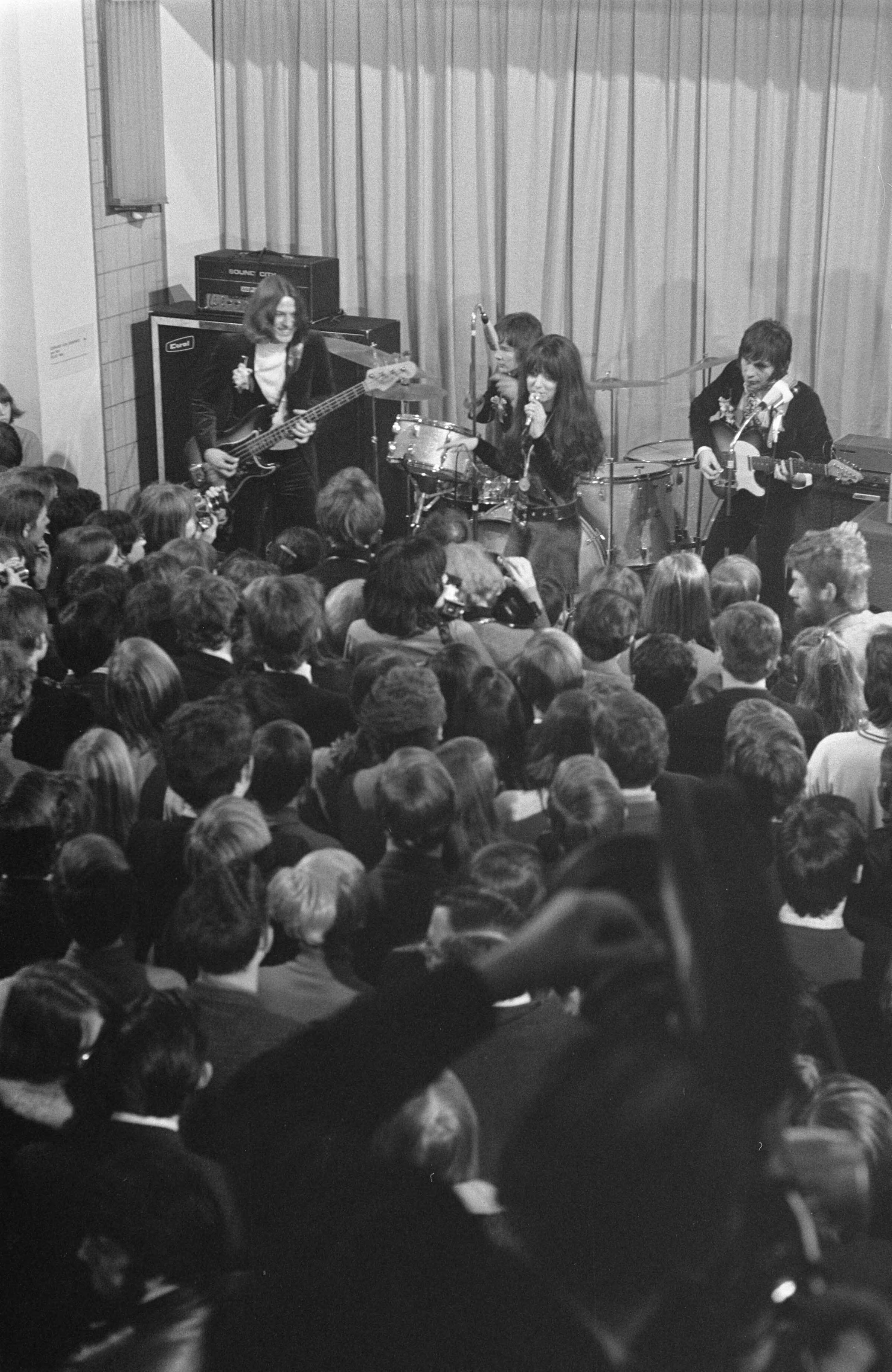 Fotocollectie Anefo — Haagse beatgroep Shocking Blue krijgt "zilveren penning van verdiensten" van Den Haag van wethouder van onderwijs H. J. Bilzen . Shocking Blue speelt / — Foto: Mieremet, Rob / Anefo. Licentie: Set B: Rechtenvrij / Publiek Domein. Bron: Nationaal Archief. http://hdl.handle.net/10648/ab8db5b8-d0b4-102d-bcf8-003048976d84