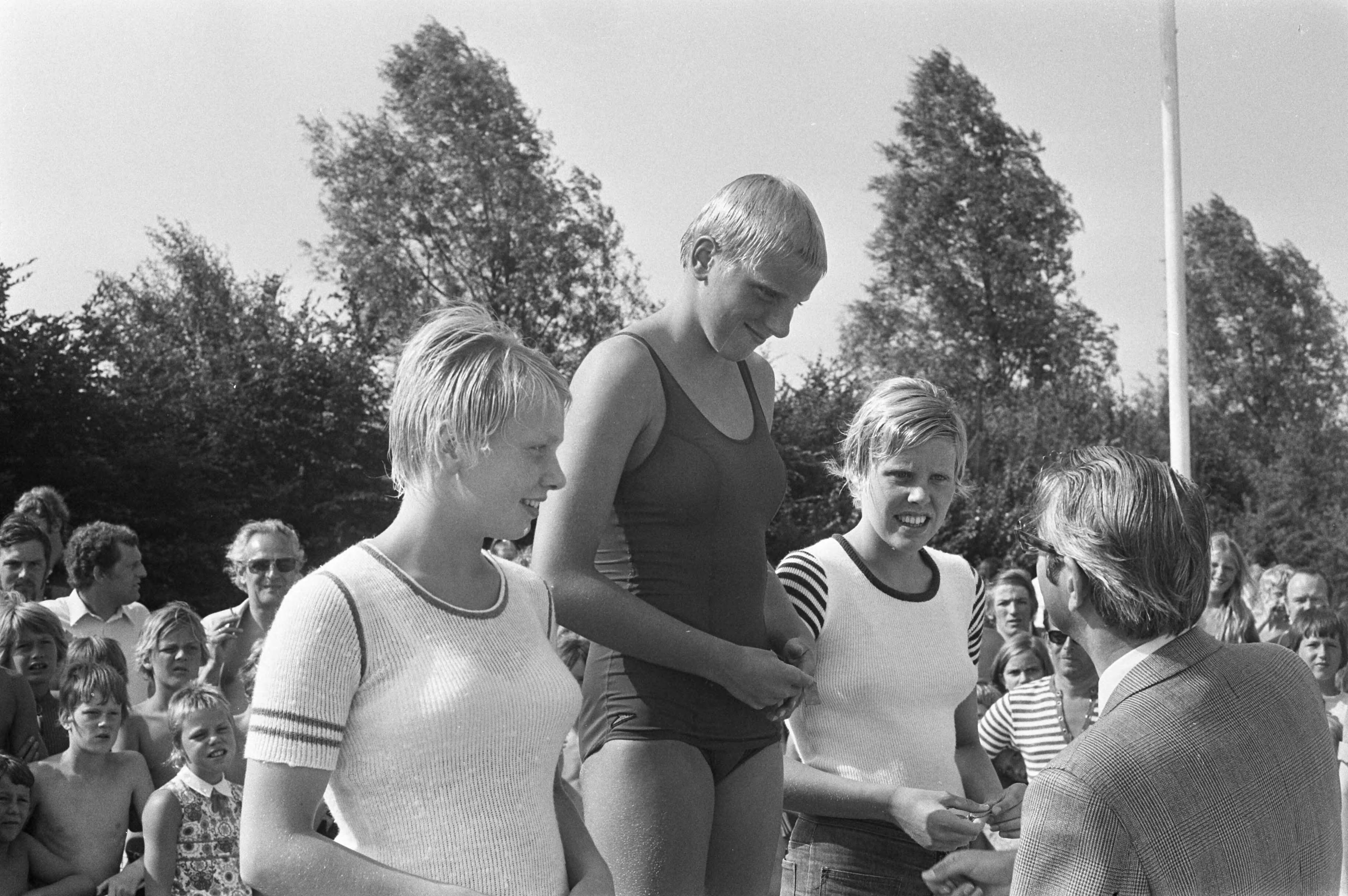 Fotocollectie Anefo — NOS-zwemwedstrijden in Veenendaal, Hansje Bunschoten tijdens prijsuitreiking, nummer 20 Evelien Lonte — Foto: Punt, W. / Anefo. Licentie: Set B: Rechtenvrij / Publiek Domein. Bron: Nationaal Archief. http://hdl.handle.net/10648/abef9bf2-d0b4-102d-bcf8-003048976d84