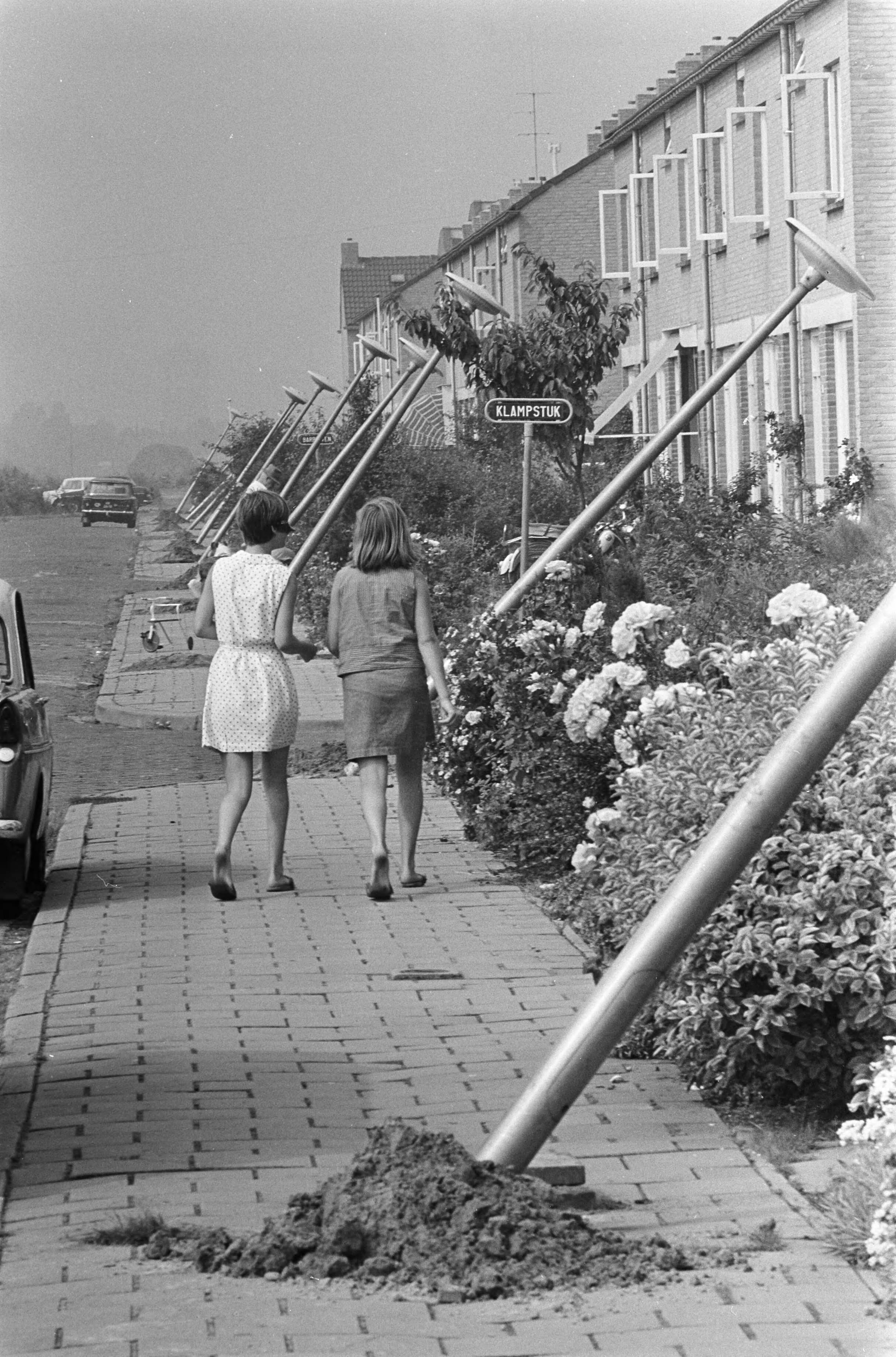 Verhuizing van de Zaanse oliemolen "de Zoeker" — Om vervoer mogelijk te maken moesten alle lantaarnpalen scheefgezet worden — Foto: Fotograaf Onbekend / Anefo. Licentie: Set B: Rechtenvrij / Publiek Domein. Bron: Nationaal Archief. http://hdl.handle.net/10648/ab48bfe4-d0b4-102d-bcf8-003048976d84