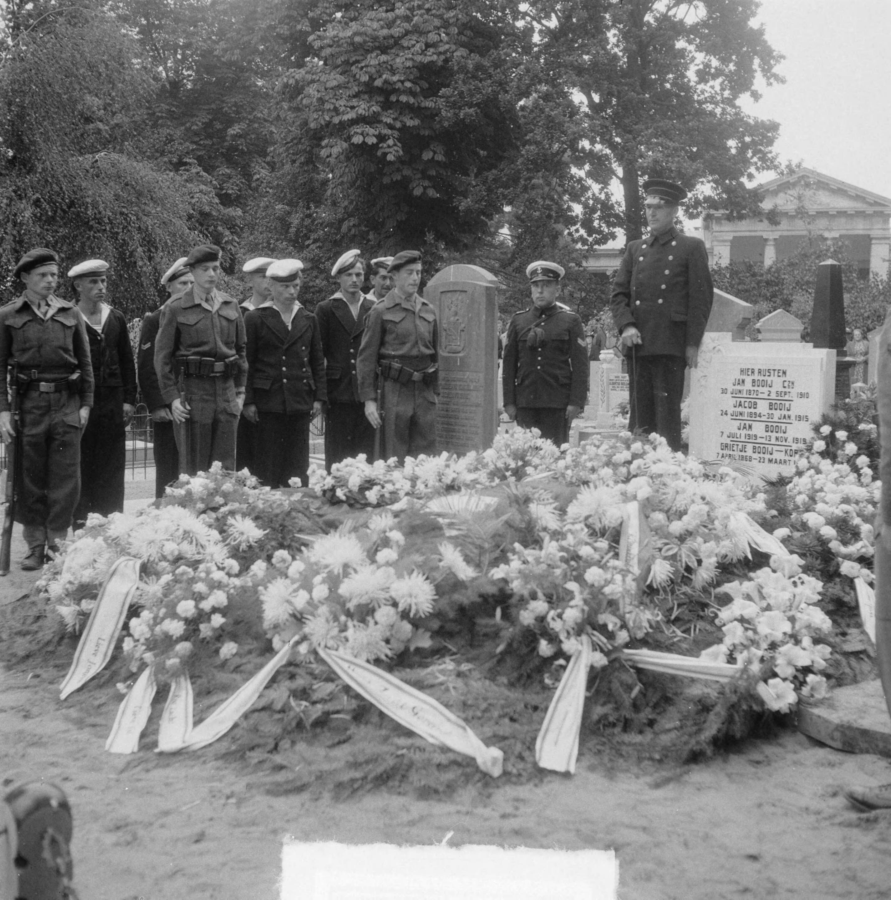 Fotocollectie Anefo — Begrafenis te Haarlem van de marinier Booij — Foto: Winterbergen, Rolf / Anefo. Licentie: Set B: Rechtenvrij / Publiek Domein. Bron: Nationaal Archief. http://hdl.handle.net/10648/a8ccab36-d0b4-102d-bcf8-003048976d84