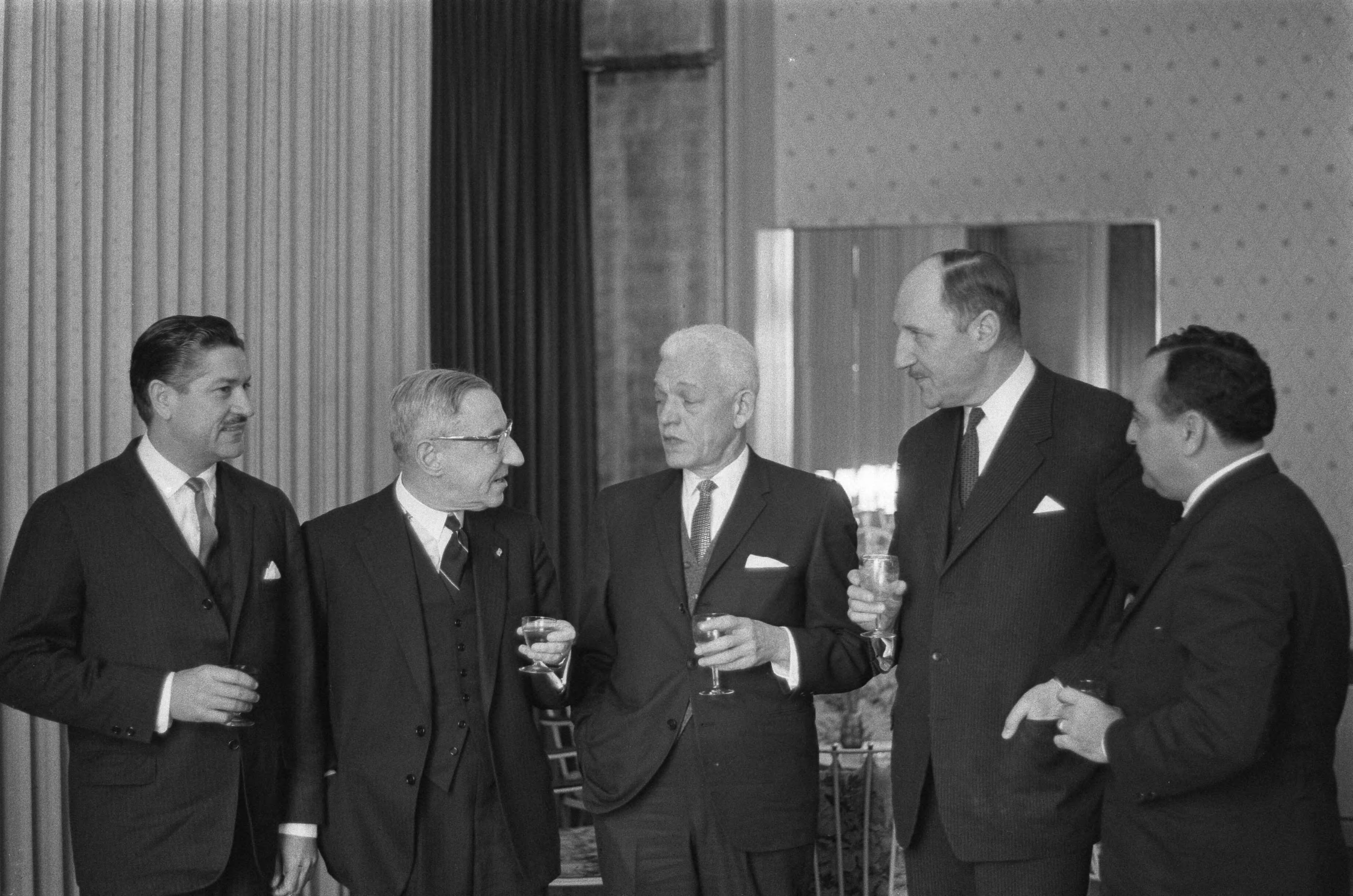 Fotocollectie Anefo — De regering bood de president van Dominicaanse Republiek lunch aan in Hotel de Witte Brug te Den Haag . V.l.n.r Z. E. Diego Bordas , De Quay , Juan Bosch , — Foto: Gelderen, Hugo van / Anefo. Licentie: Set B: Rechtenvrij / Publiek Domein. Bron: Nationaal Archief. http://hdl.handle.net/10648/aa29b636-d0b4-102d-bcf8-003048976d84