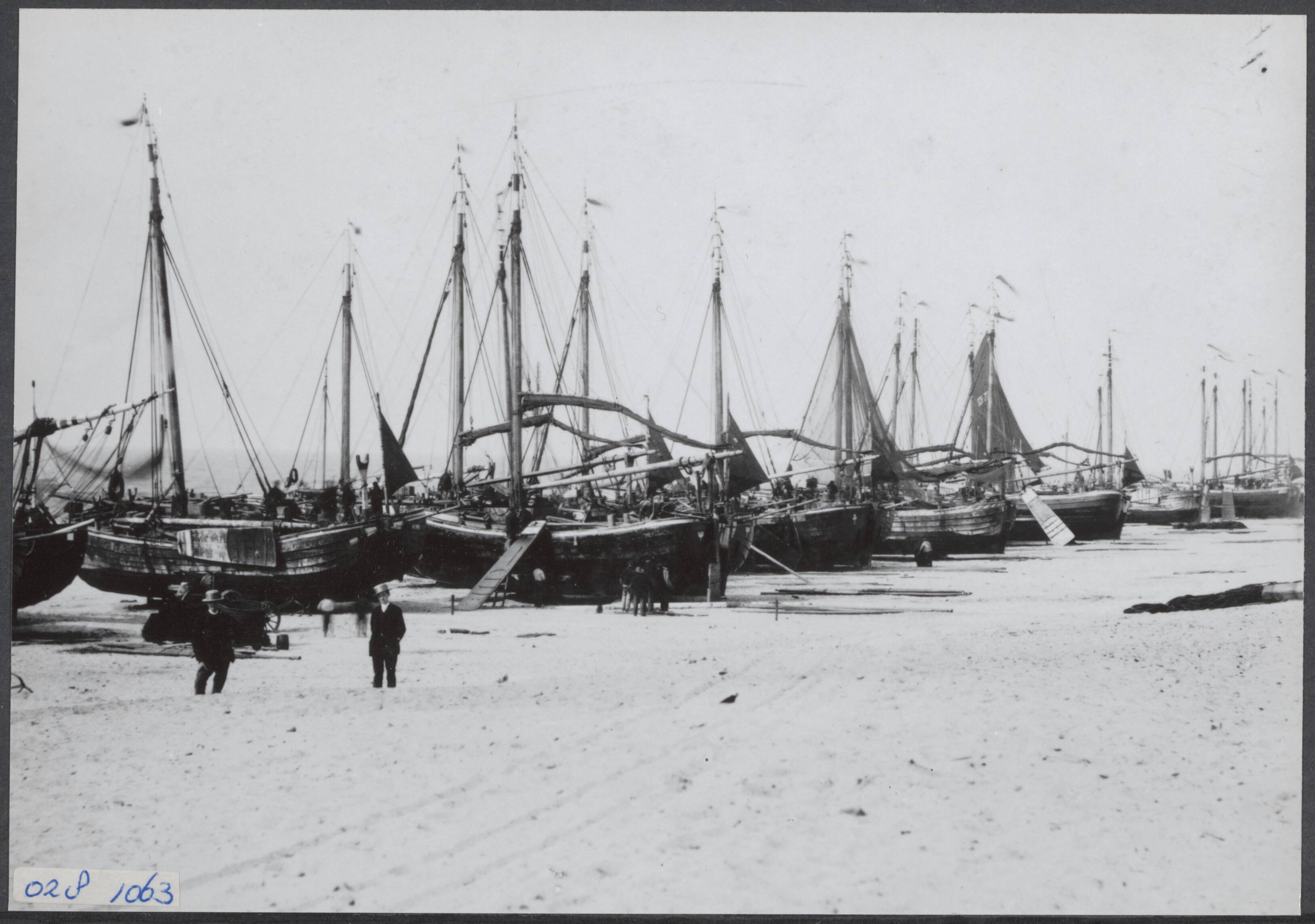 Fotocollectie Elsevier Binnenland — Bomschuiten op het strand van Scheveningen — Foto: Onbekend / Publiek Domein of Rechtenvrij. Licentie: Set B: Rechtenvrij / Publiek Domein. Bron: Nationaal Archief. http://hdl.handle.net/10648/addfa9e8-d0b4-102d-bcf8-003048976d84