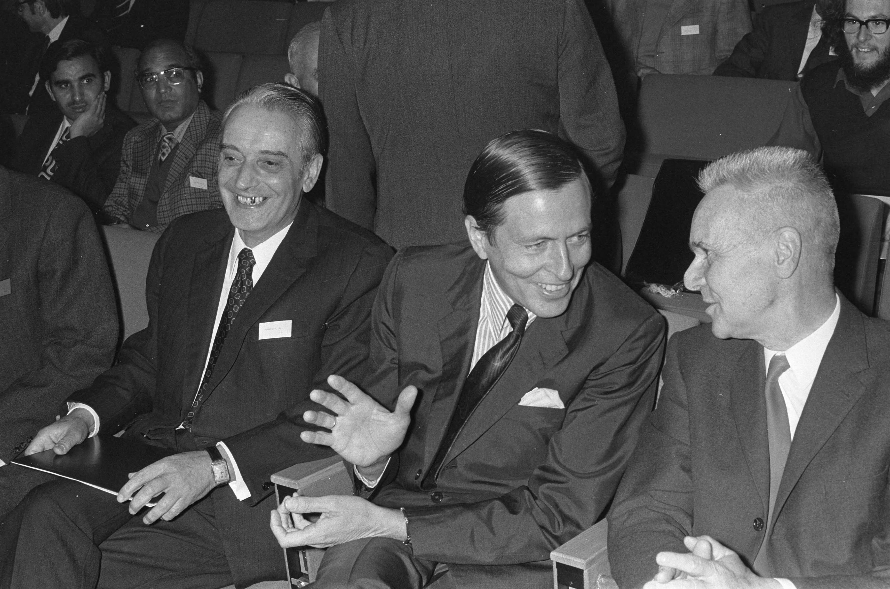 Fotocollectie Anefo — Prins Claus opent vijfde Europese conferentie Society for International Development , Den Haag , v.l.n.r. Maurice Domergne (vice-president), Claus, / — Foto: Punt, W. / Anefo. Licentie: Set B: Rechtenvrij / Publiek Domein. Bron: Nationaal Archief. http://hdl.handle.net/10648/abd47200-d0b4-102d-bcf8-003048976d84
