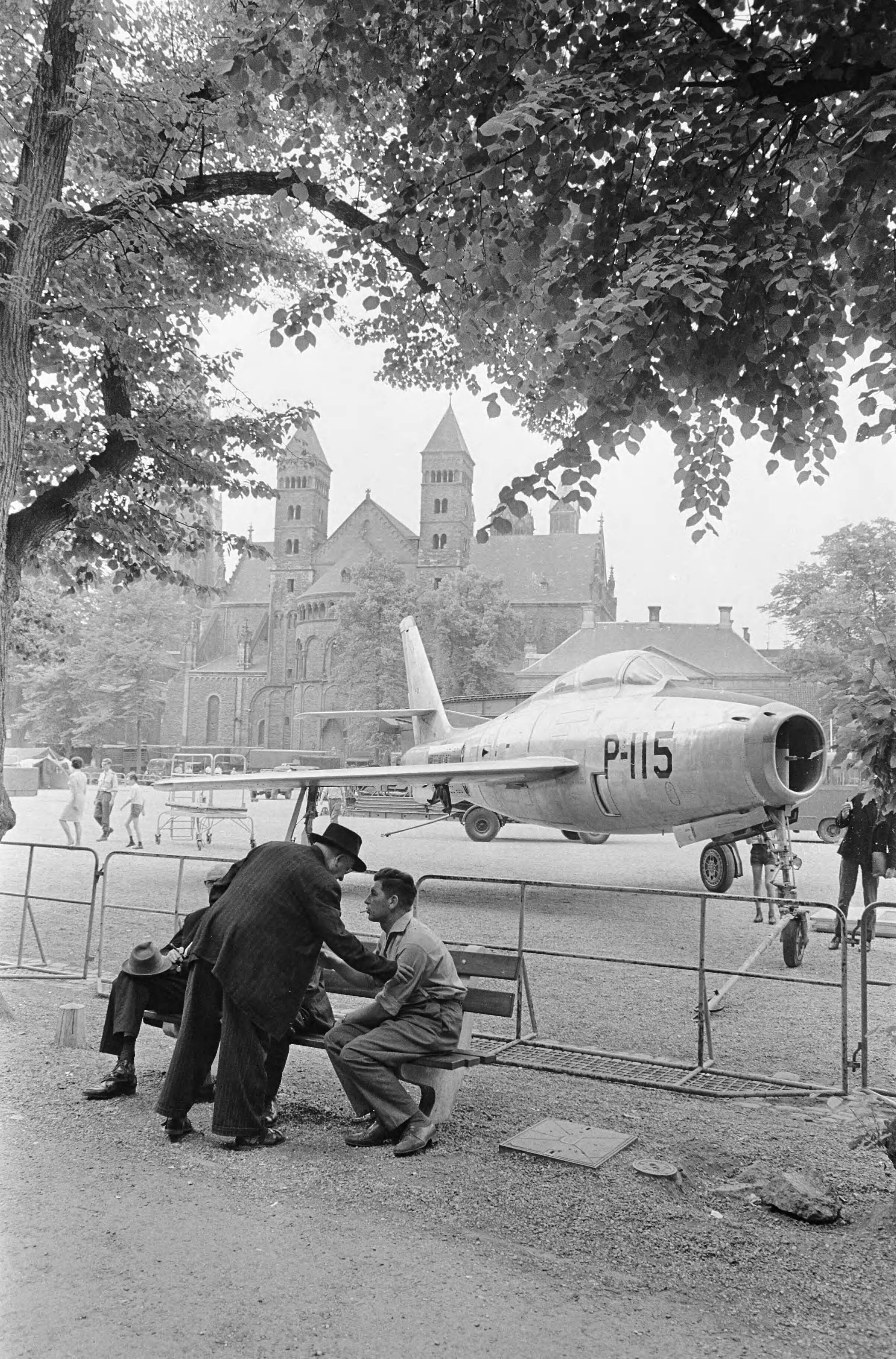 Fotocollectie Anefo — Luchtvaartweek te Maastricht. Straaljager met St. Servaaskerk op de achtergrond — Foto: Nijs, Jac. de / Anefo. Licentie: Set B: Rechtenvrij / Publiek Domein. Bron: Nationaal Archief. http://hdl.handle.net/10648/aaeefe96-d0b4-102d-bcf8-003048976d84