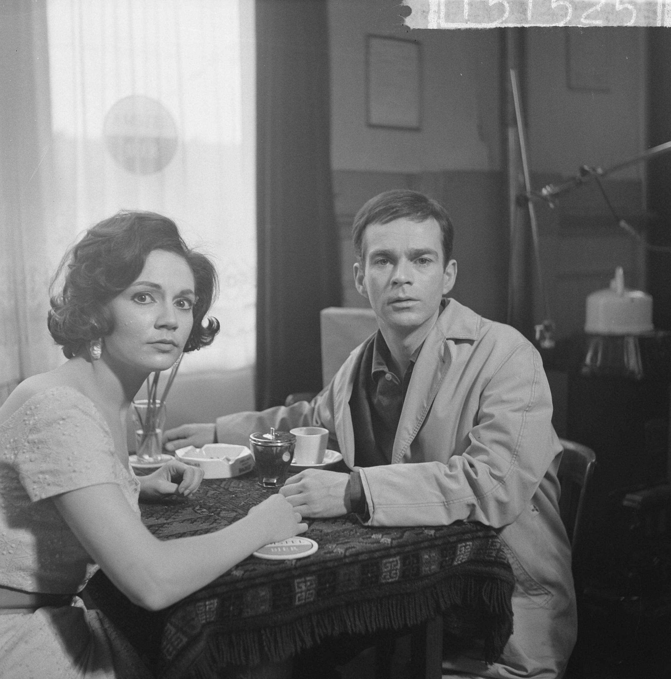 Fotocollectie Anefo — Nederlandse speelfilm "De Vergeten Medeminnaar" (regie: Giovanni Korporaal). Eerste opname in Aerdenhout. Thérèse Steinmetz en Henk van Ulsen — Foto: Nijs, Jac. de / Anefo. Licentie: Set B: Rechtenvrij / Publiek Domein. Bron: Nationaal Archief. http://hdl.handle.net/10648/aa36729a-d0b4-102d-bcf8-003048976d84