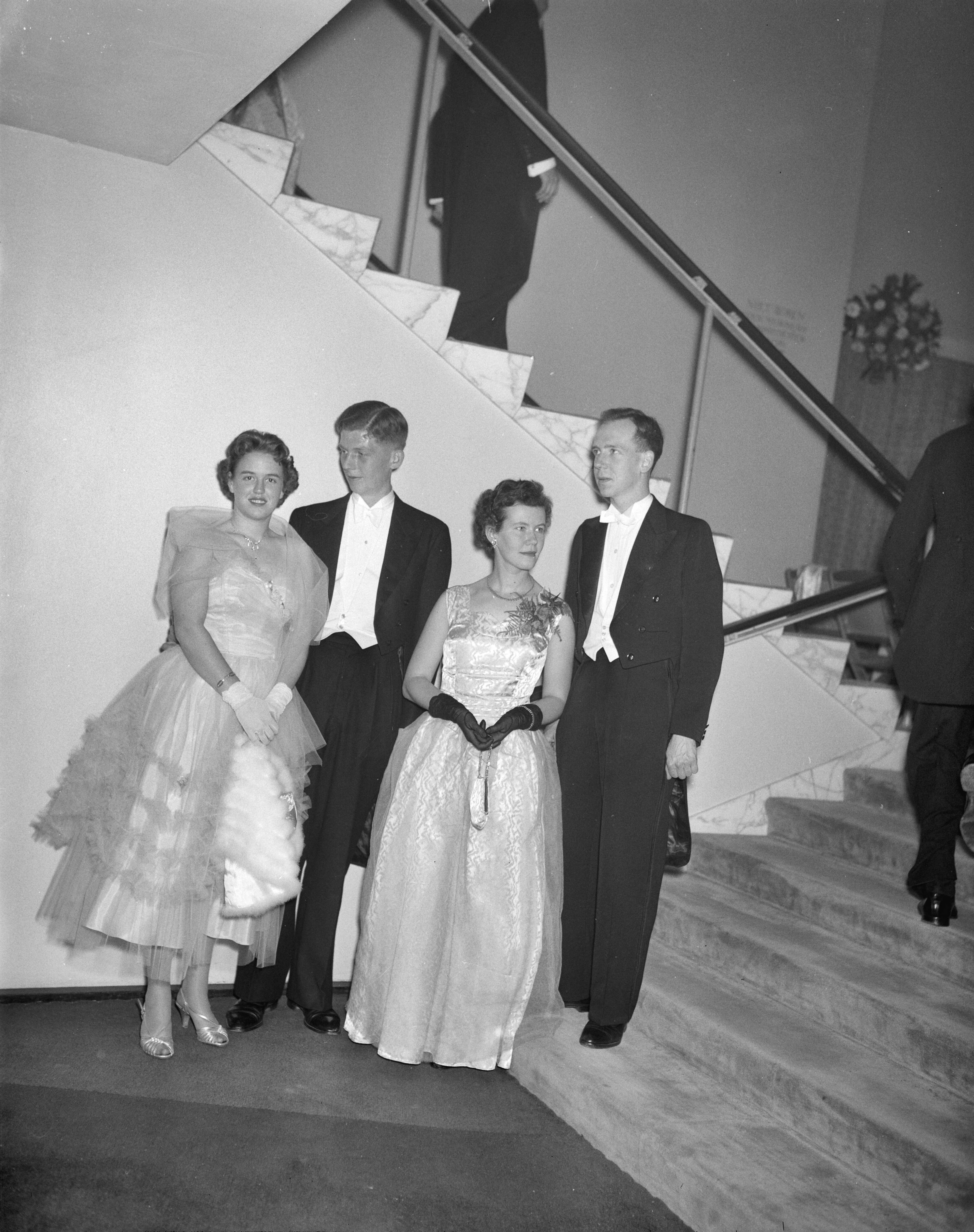 Fotocollectie Anefo — Lustrumviering van de tandheelkundige studentenvereniging "John Tomes" te Utrecht — Foto: Bilsen, Joop van / Anefo. Licentie: Set B: Rechtenvrij / Publiek Domein. Bron: Nationaal Archief. http://hdl.handle.net/10648/a96e5832-d0b4-102d-bcf8-003048976d84