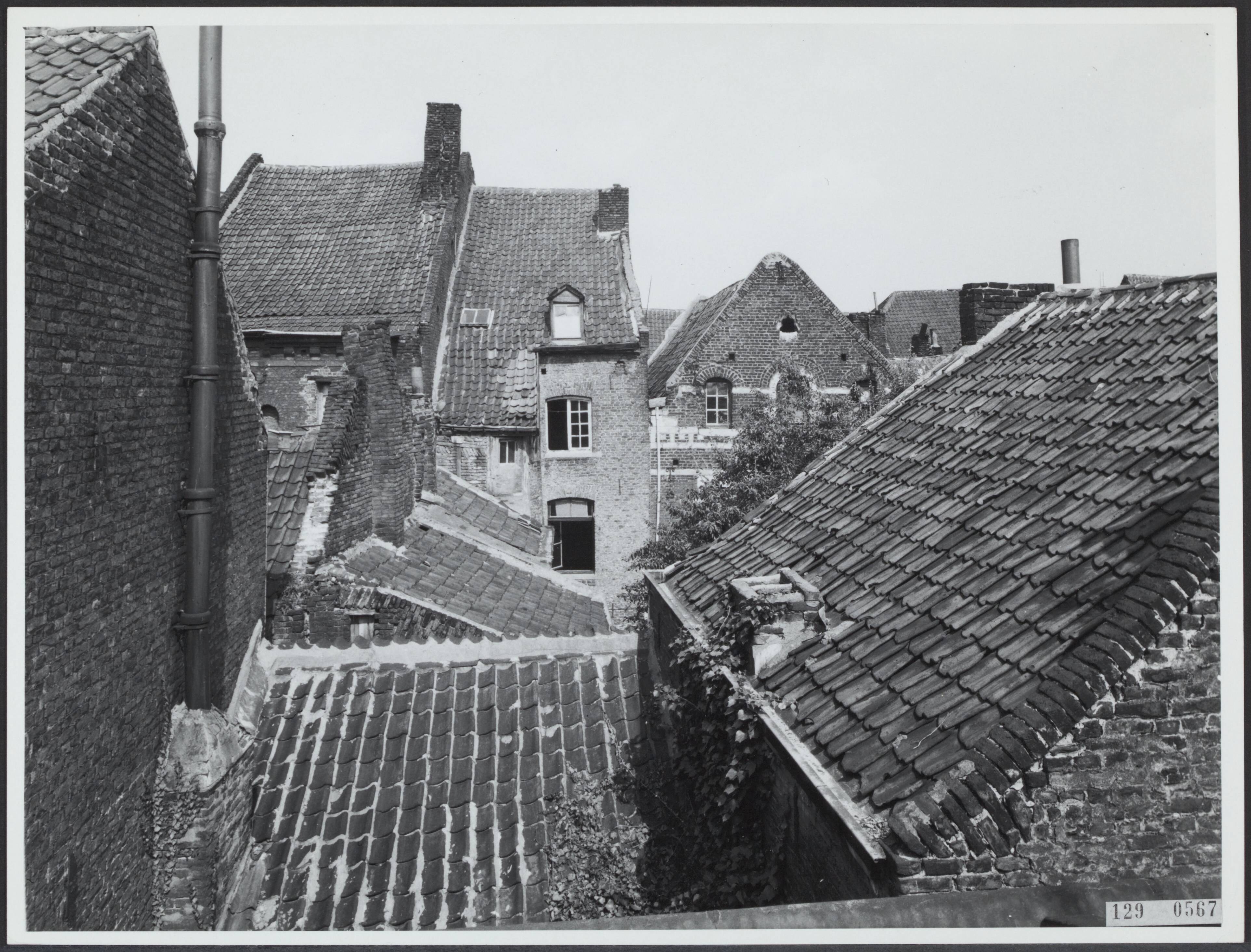 Steden [RVD] — Maastricht. Gezicht vanuit dakraam van Havenstraat 15 op Stokstraat en omgeving, 1954. — Foto: Rijksdienst voor de Monumentenzorg. Licentie: Set B: Rechtenvrij / Publiek Domein. Bron: Nationaal Archief. http://hdl.handle.net/10648/af471654-d0b4-102d-bcf8-003048976d84