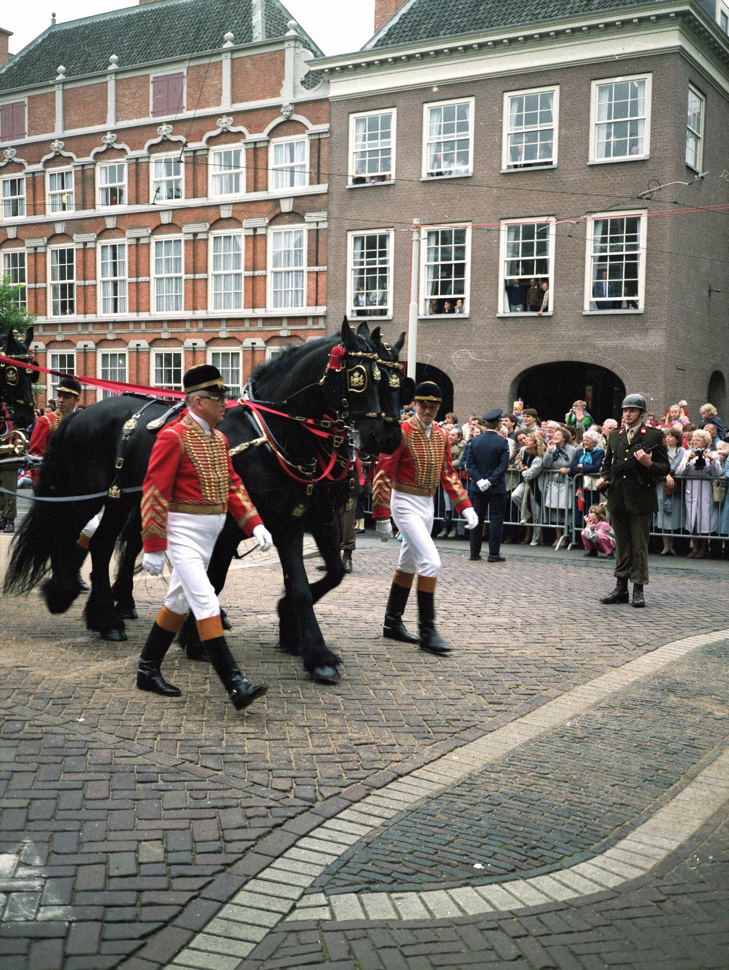Fotocollectie RVD / Koninklijk Huis — Prinsjedag - Stoet op de Hofweg in Den Haag — Foto: Studio Lanza / RVD. Licentie: Set B: Rechtenvrij / Publiek Domein. Bron: Nationaal Archief. http://hdl.handle.net/10648/afb1be1e-d0b4-102d-bcf8-003048976d84