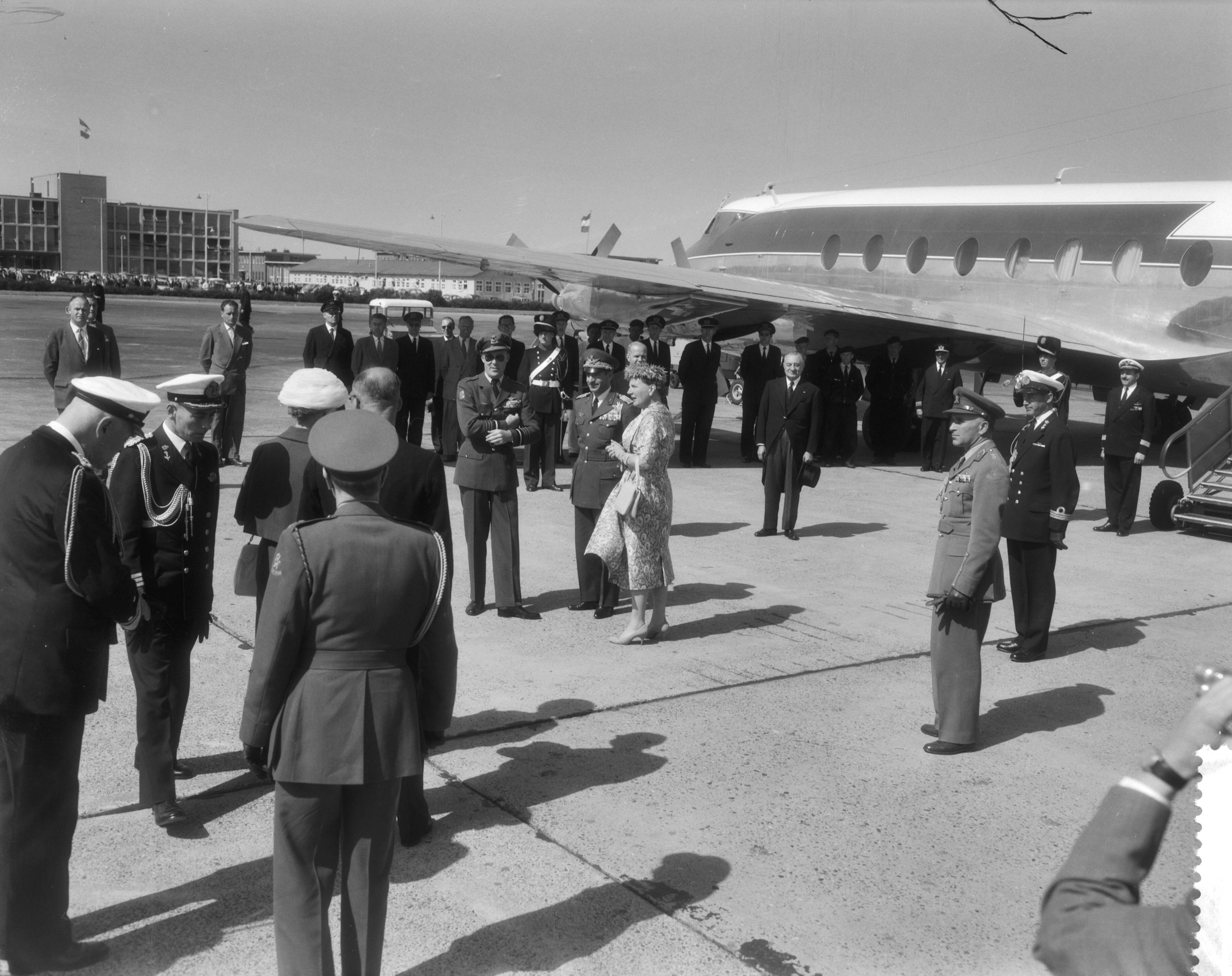 Staatsbezoek van de Sjah van Perzië, Mohammed Reza Pahlavi, aan Nederland (1959) — Staatsbezoek van de Sjah van Iran [Perzië] aan Nederland, 4e dag. Vertrek van Schiphol, v.l.n.r. prins Bernhard, Sjah Mohammed Reza Pahlawi en koningin Juliana — Foto: Pot, Harry / Anefo. Licentie: Set B: Rechtenvrij / Publiek Domein. Bron: Nationaal Archief. http://hdl.handle.net/10648/a99474d6-d0b4-102d-bcf8-003048976d84