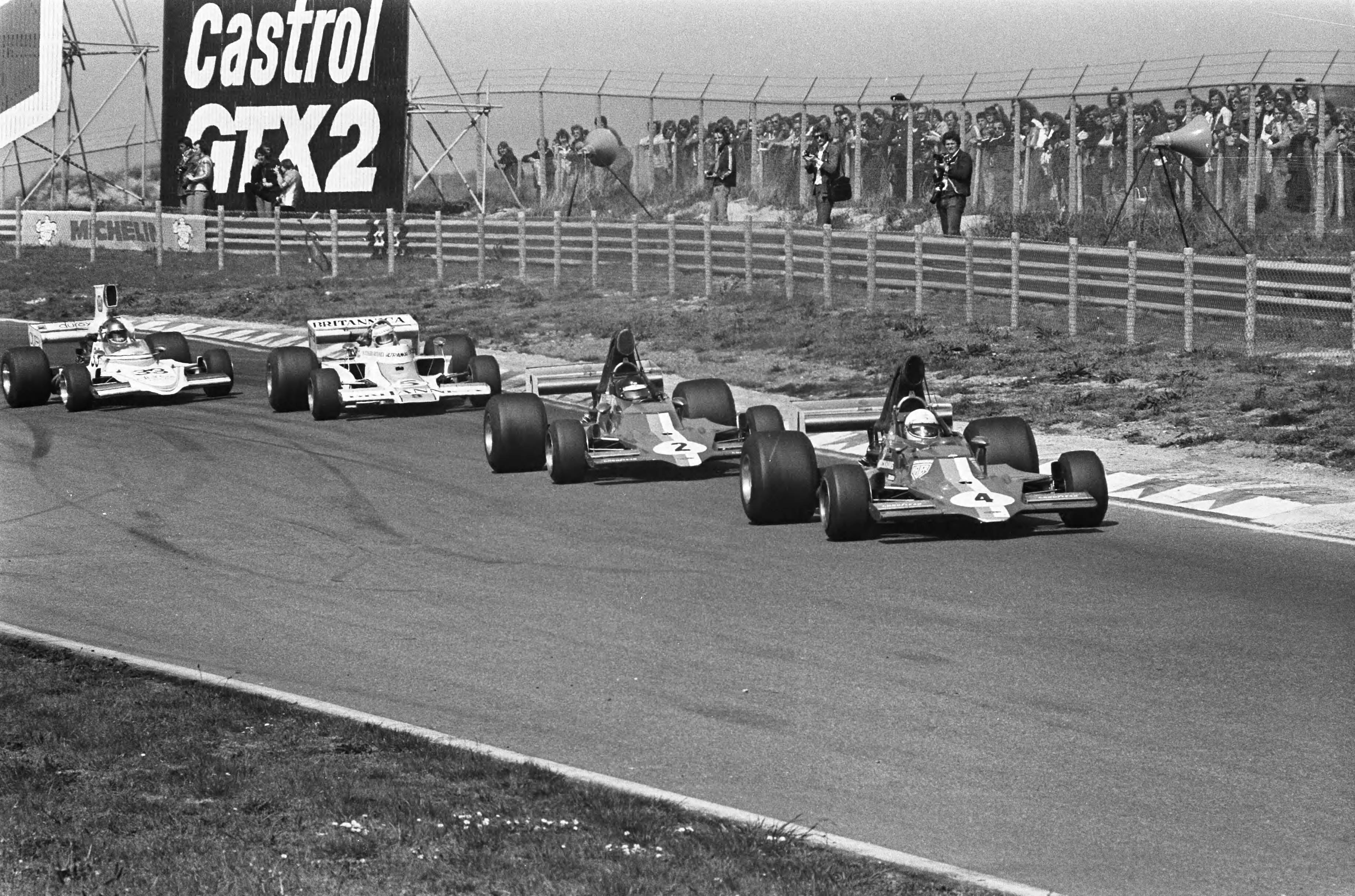 Races voor de Formule 5000 op Zandvoort — Winnaar Gethin en ploeggenoot Pilette — Foto: Peters, Hans / Anefo. Licentie: Set B: Rechtenvrij / Publiek Domein. Bron: Nationaal Archief. http://hdl.handle.net/10648/ac68c0a4-d0b4-102d-bcf8-003048976d84