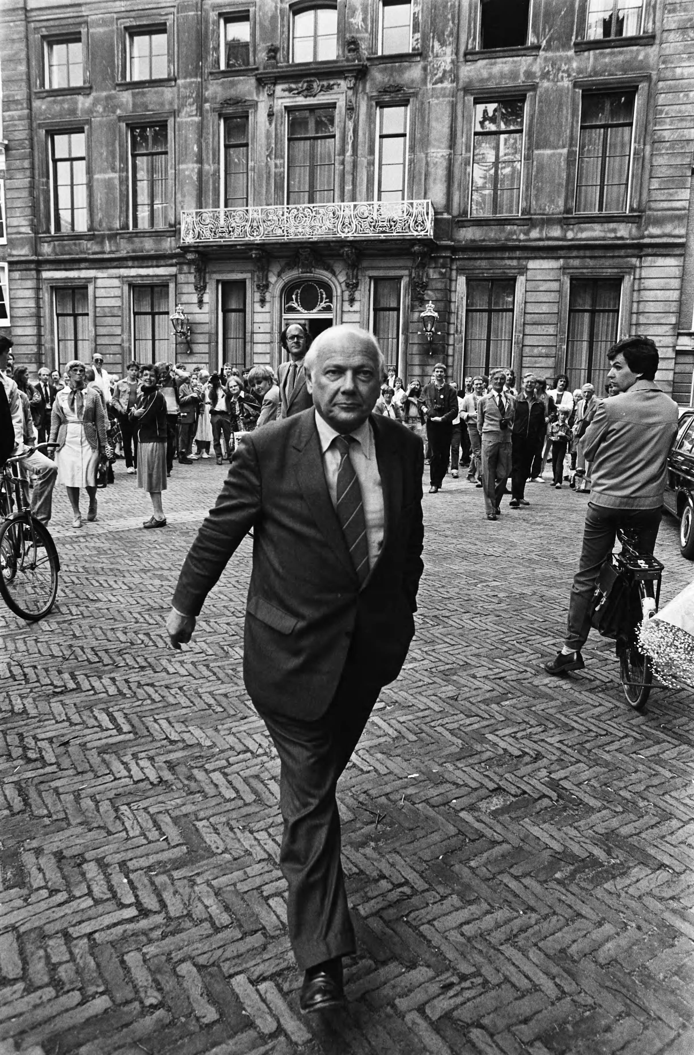 Fotocollectie Anefo — Ontvangst op Paleis Lange Voorhout in Den Haag i.v.m. kabinetsformatie door Beatrix; fractievoorzitter van PvdA drs. Joop den Uyl — Foto: Antonisse, Marcel / Anefo. Licentie: Set B: Rechtenvrij / Publiek Domein. Bron: Nationaal Archief. http://hdl.handle.net/10648/acfceaa4-d0b4-102d-bcf8-003048976d84