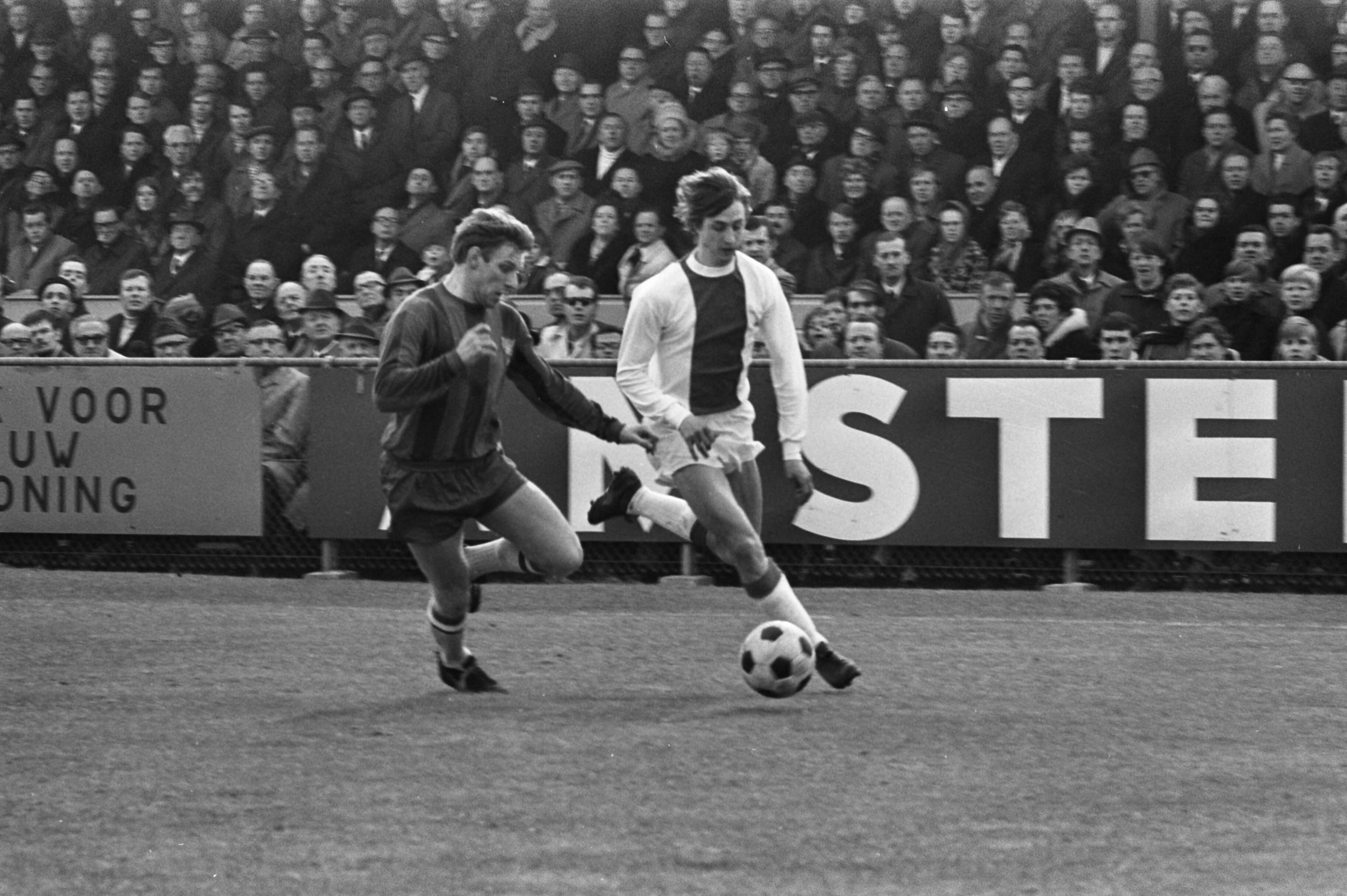 Fotocollectie Anefo — Haarlem tegen Ajax 0-1. Cruijff in duel met Lefering (links) — Foto: Verhoeff, Bert / Anefo. Licentie: Set B: Rechtenvrij / Publiek Domein. Bron: Nationaal Archief. http://hdl.handle.net/10648/ab8ff59e-d0b4-102d-bcf8-003048976d84
