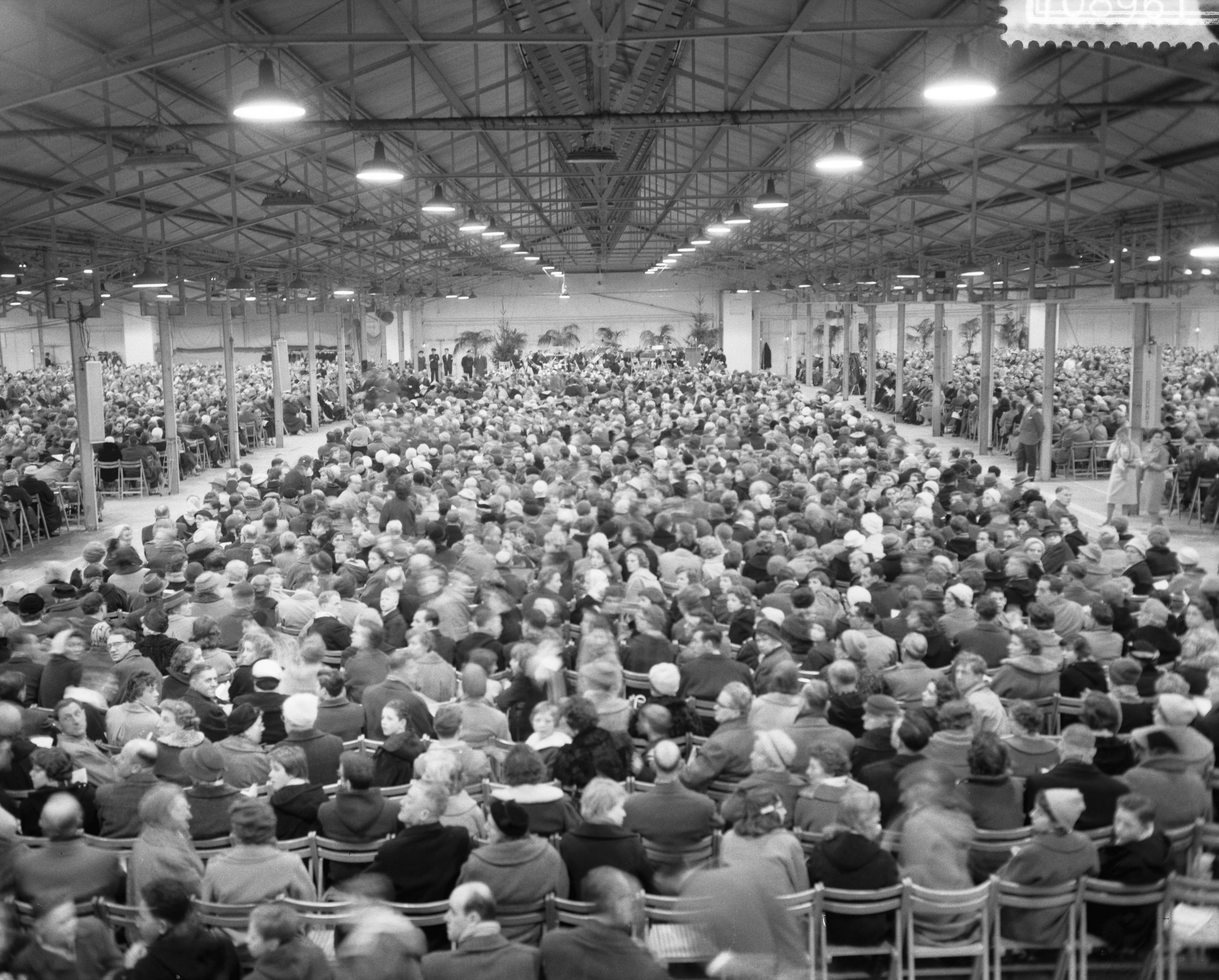 Fotocollectie Anefo — Volkskerstzang in het RAI gebouw te Amsterdam — Foto: Bilsen, Joop van / Anefo. Licentie: Set B: Rechtenvrij / Publiek Domein. Bron: Nationaal Archief. http://hdl.handle.net/10648/a9a44cd0-d0b4-102d-bcf8-003048976d84