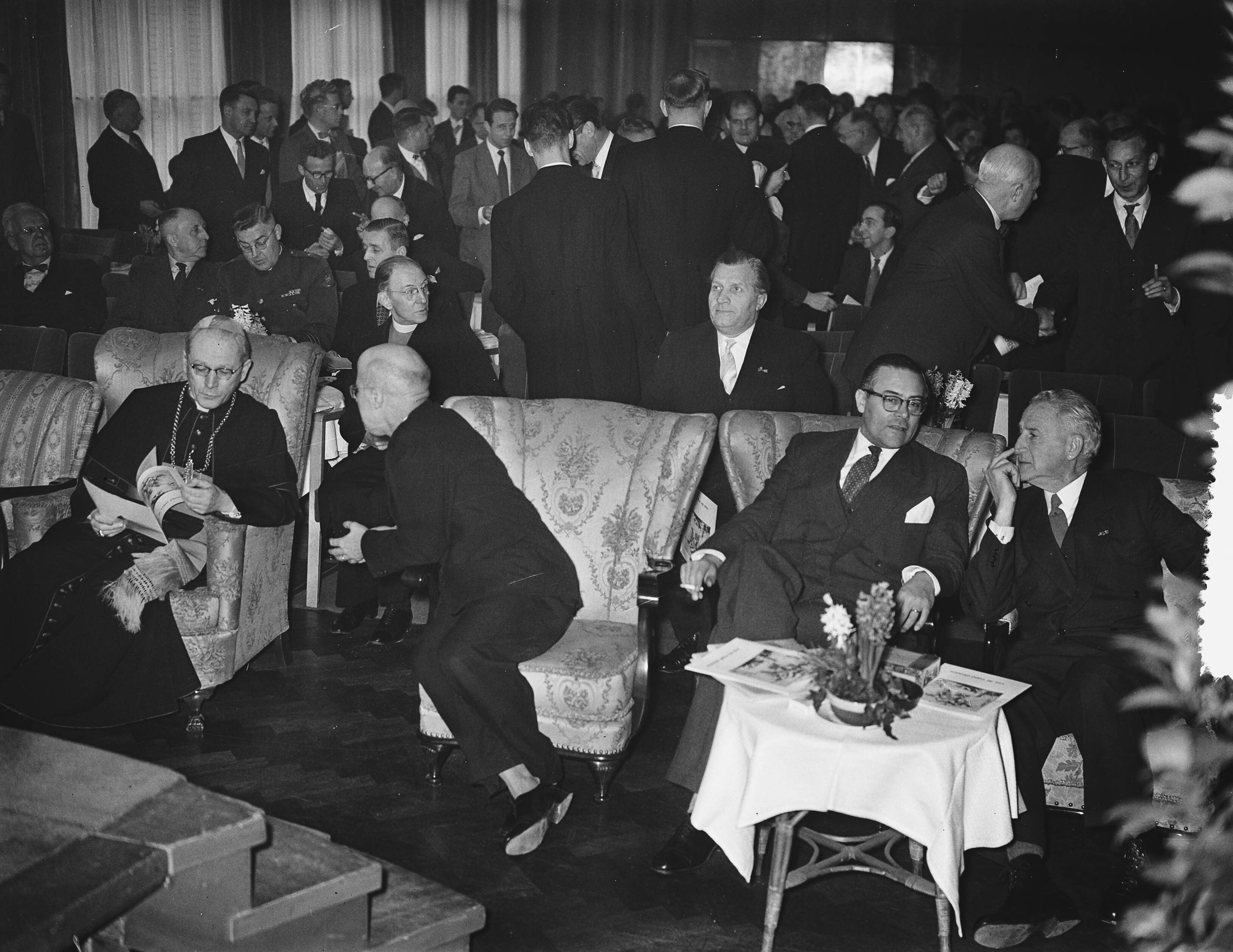 Fotocollectie Anefo — KVP 10 jaar. Jubileum vergadering in "Esplanade" te Utrecht. Vlnr. aartsbisschop Alfrink, L.J.M. Beel, minister H.B.J. Witte, minister A.C. de Bruijn — Foto: Bilsen, Joop van / Anefo. Licentie: Set B: Rechtenvrij / Publiek Domein. Bron: Nationaal Archief. http://hdl.handle.net/10648/a9418816-d0b4-102d-bcf8-003048976d84